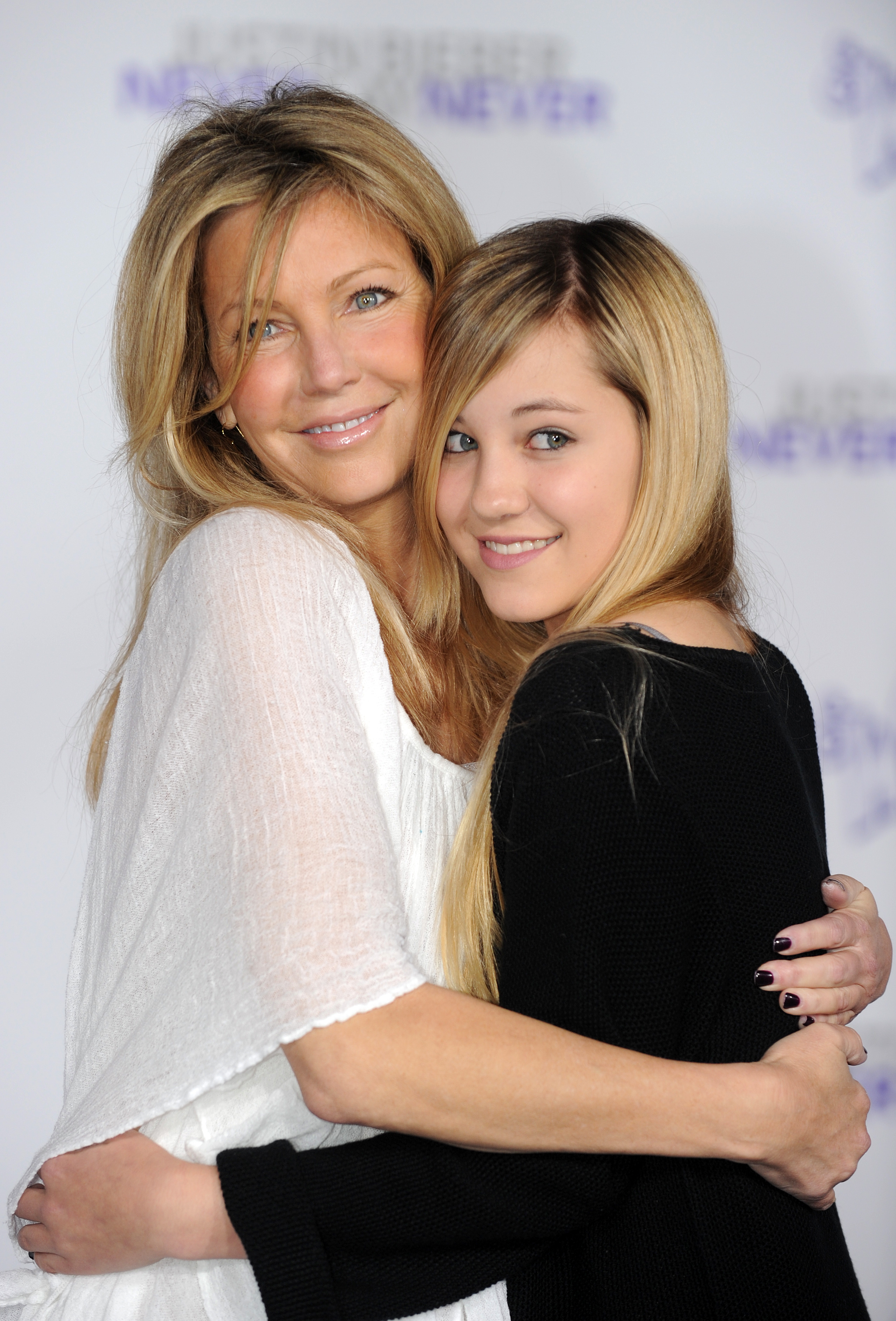 La estrella de cine con su hija Ava Sambora en el estreno de "Never say Never" el 8 de febrero de 2011 | Fuente: Getty Images