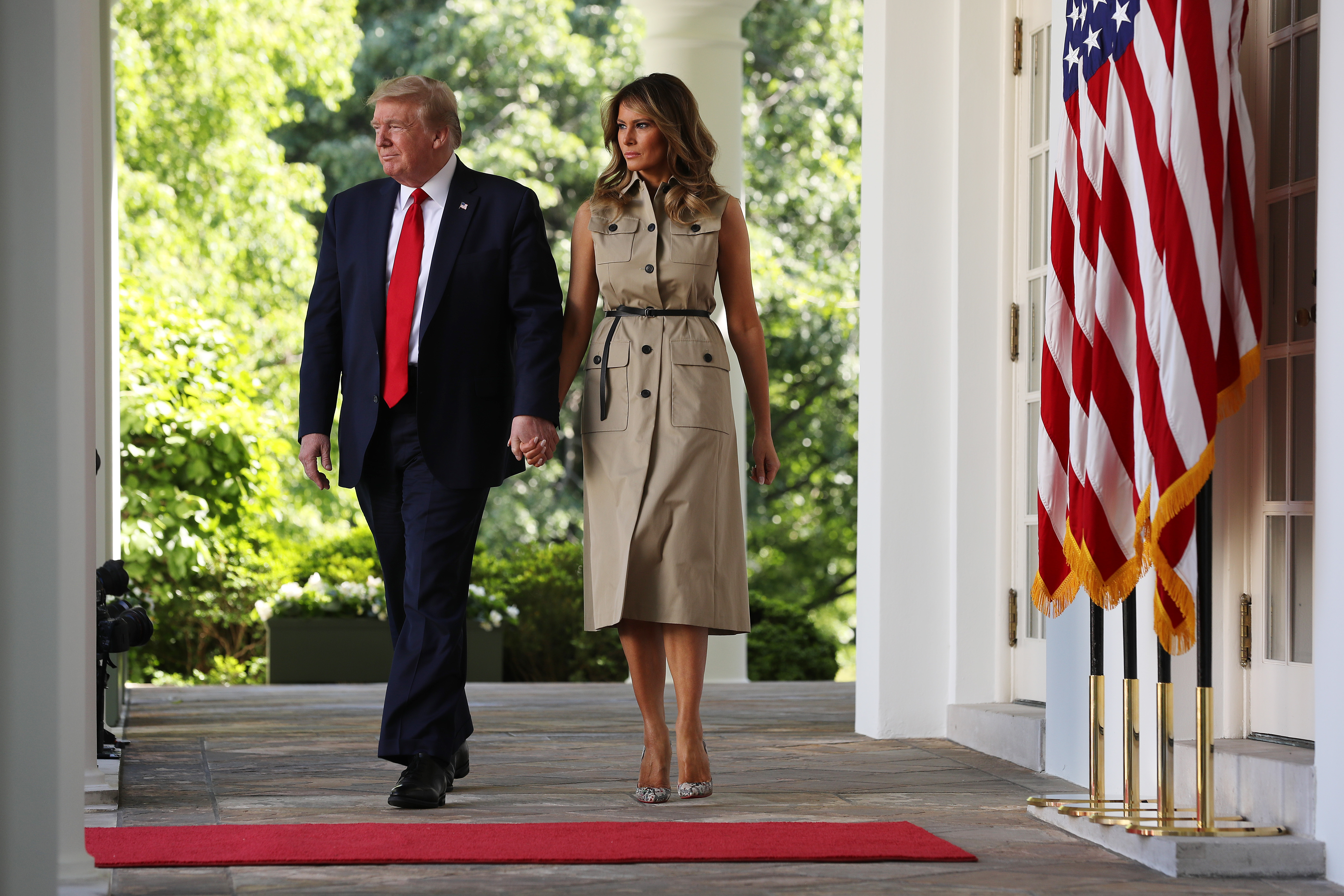 Donald y Melania Trump entran en el Jardín de las Rosas de la Casa Blanca para un acto del Día Nacional de la Oración el 7 de mayo de 2020 en Washington, DC. | Fuente: Getty Images