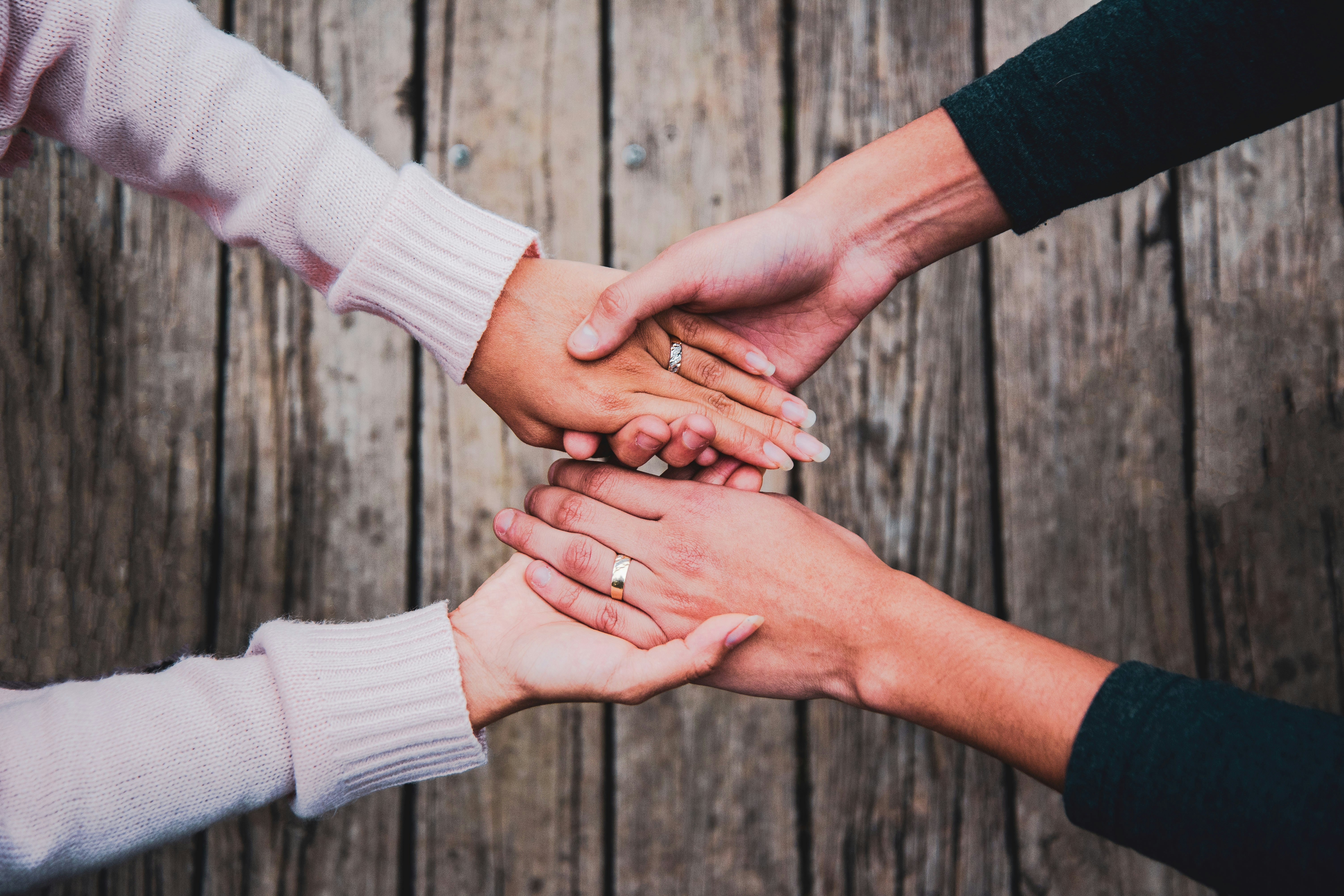 Un matrimonio de la mano | Fuente: Unsplash