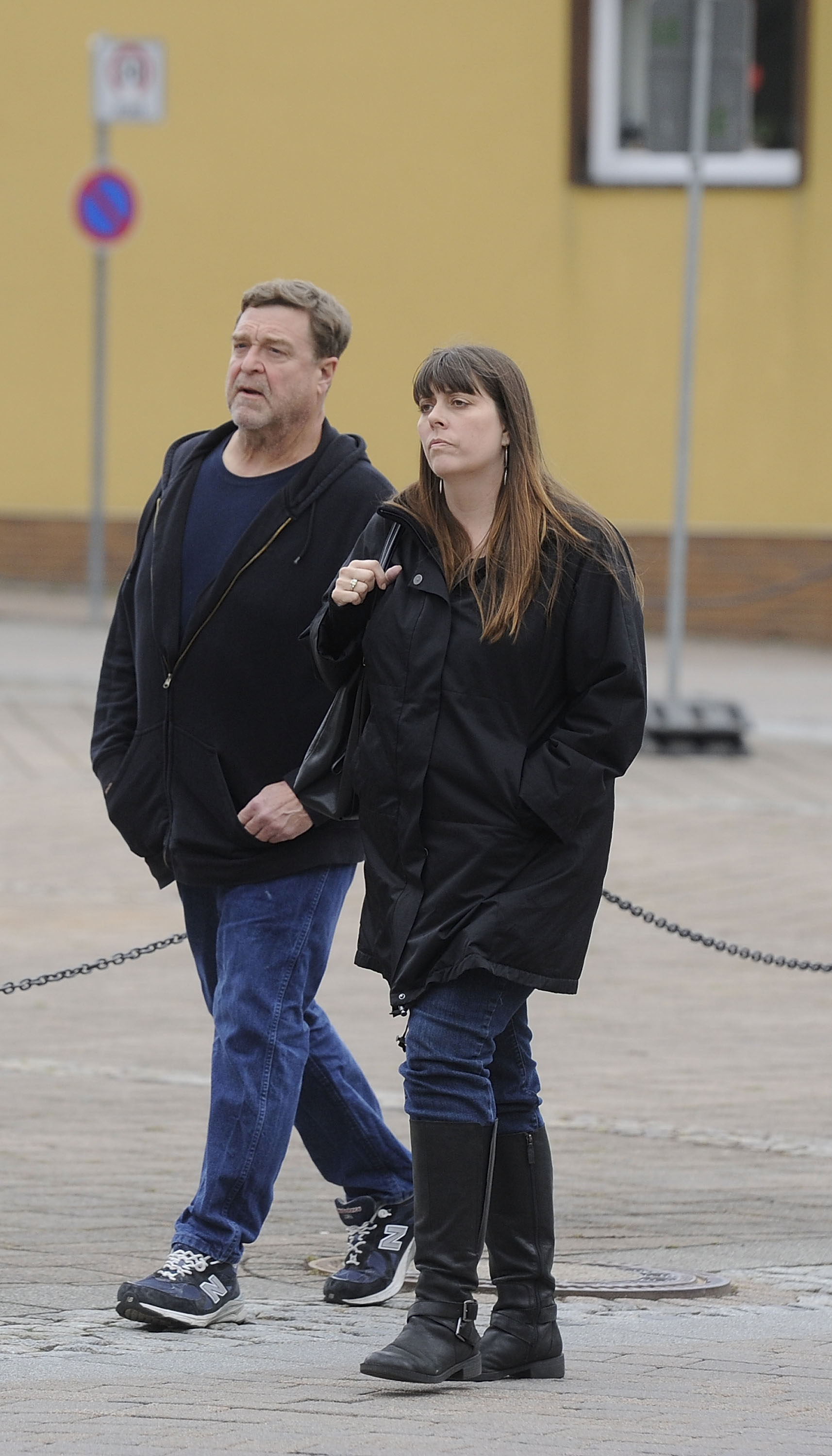 John Goodman y su esposa Anna Beth Hartzog paseando por la ciudad de Ilsenburg el 28 de abril de 2013, en Ilsenburg, cerca de Goslar, Alemania. | Foto: Getty Images