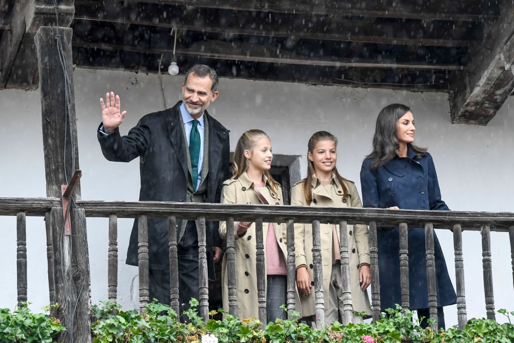 El rey Felipe VI, la princesa Leonor, la reina Letizia y la Infanta Sofía de España, el 19 de octubre de 2019 en Asiegu, España. | Foto: Getty Images