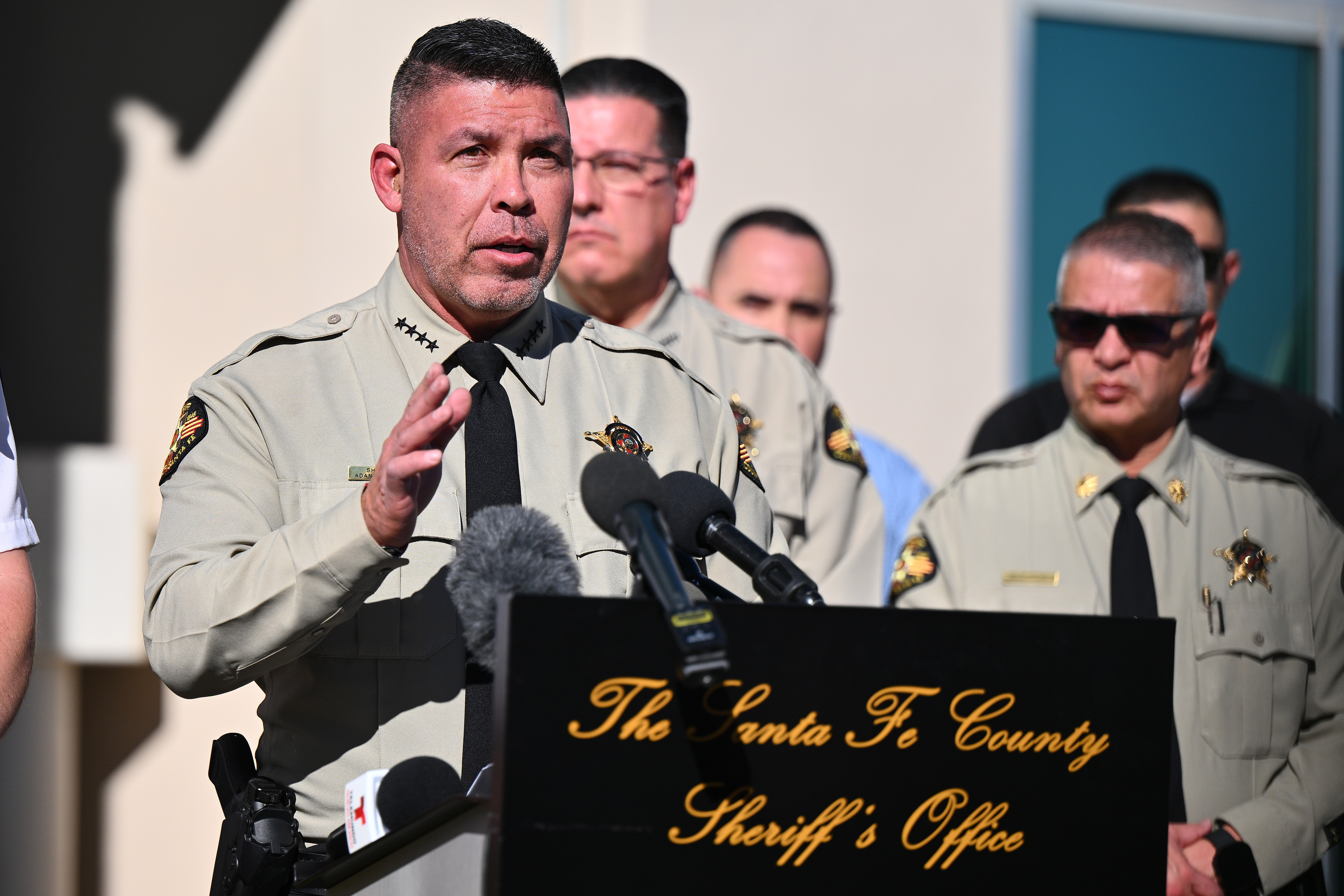 El sheriff del condado de Santa Fe, Adan Mendoza, habla durante una rueda de prensa en la oficina del sheriff del condado de Santa Fe, el 28 de febrero de 2025, en Santa Fe, Nuevo México | Fuente: Getty Images