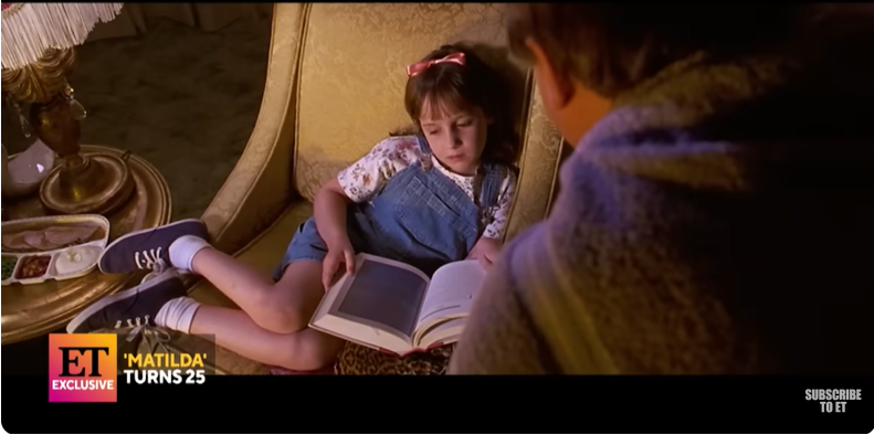 Mara Wilson en "Matilda" de un vídeo de YouTube del 8 de agosto de 2021 | Fuente: Youtube/@EntertainmentTonight