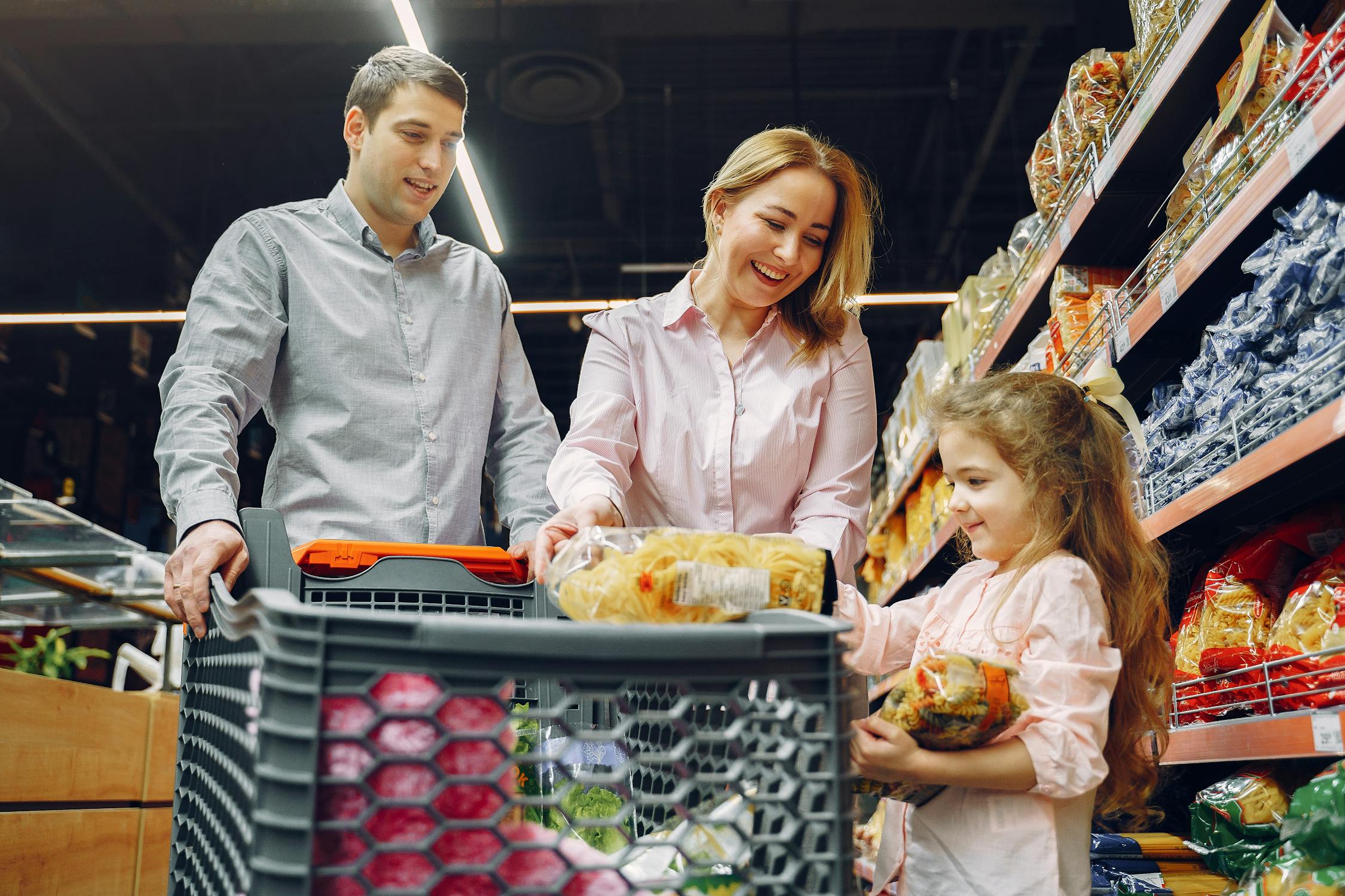 Una familia haciendo las compras | Fuente: Pexels