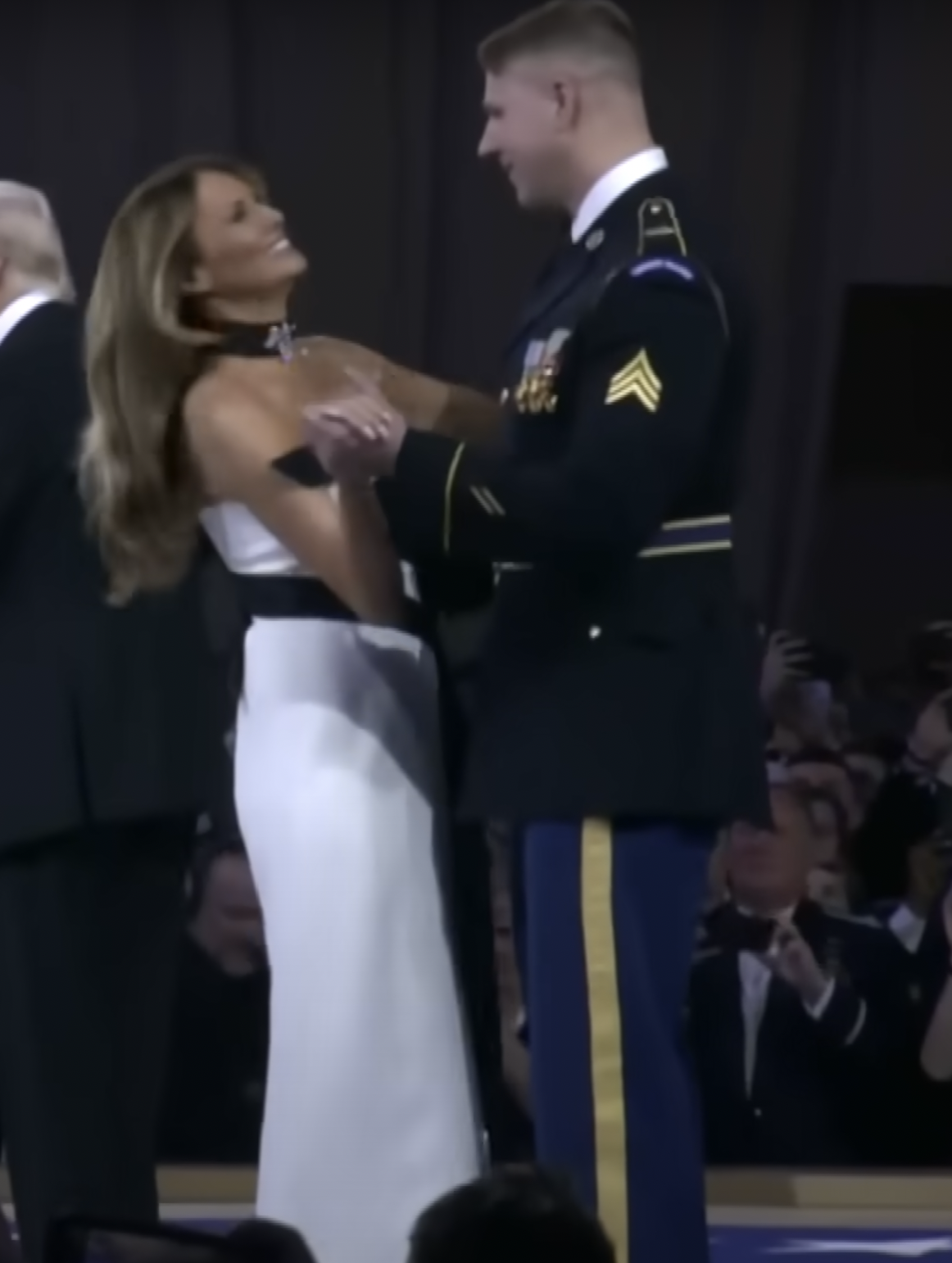 La primera dama Melania Trump disfruta de un vals con el sargento del ejército estadounidense Henry Waller el 20 de enero de 2025 | Fuente: YouTube/@InsideEdition