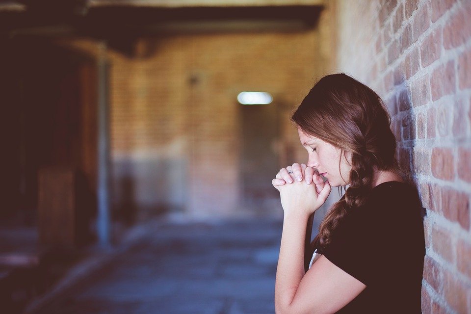 Mujer orando| Foto: Pixabay