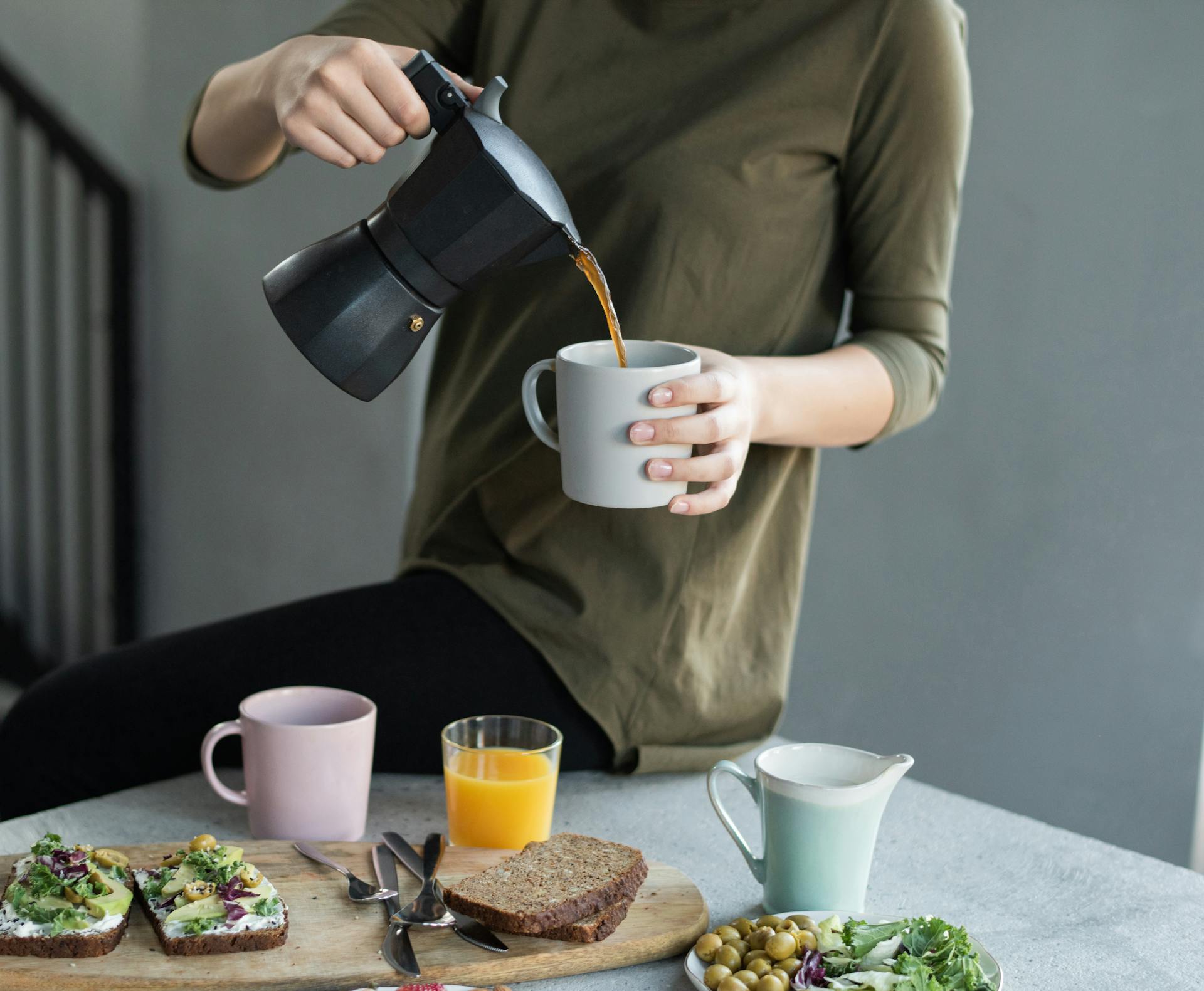 Mujer sirviendo café en una taza | Fuente: Pexels