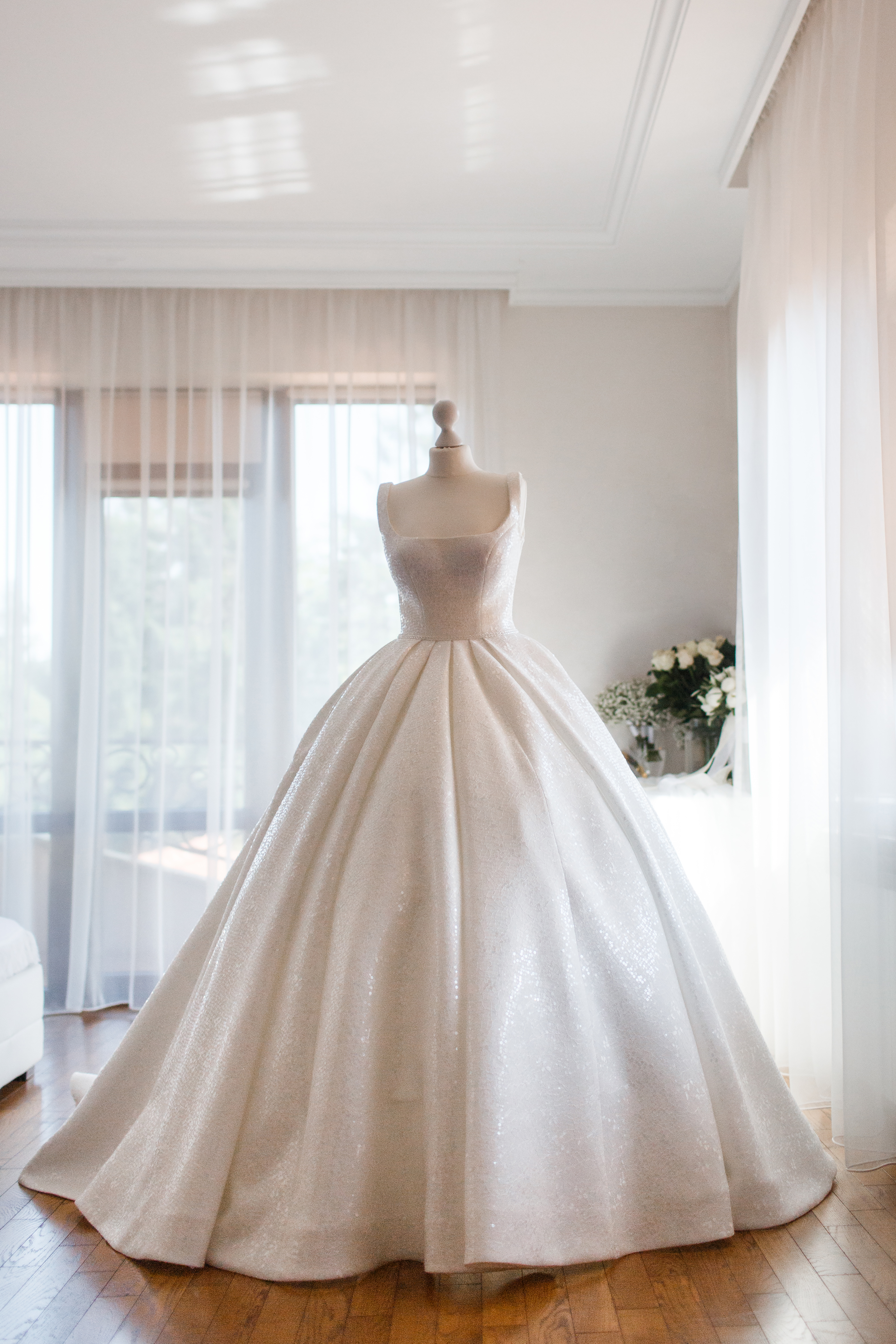 Un vestido de novia sobre un maniquí en una tienda | Foto: Getty Images