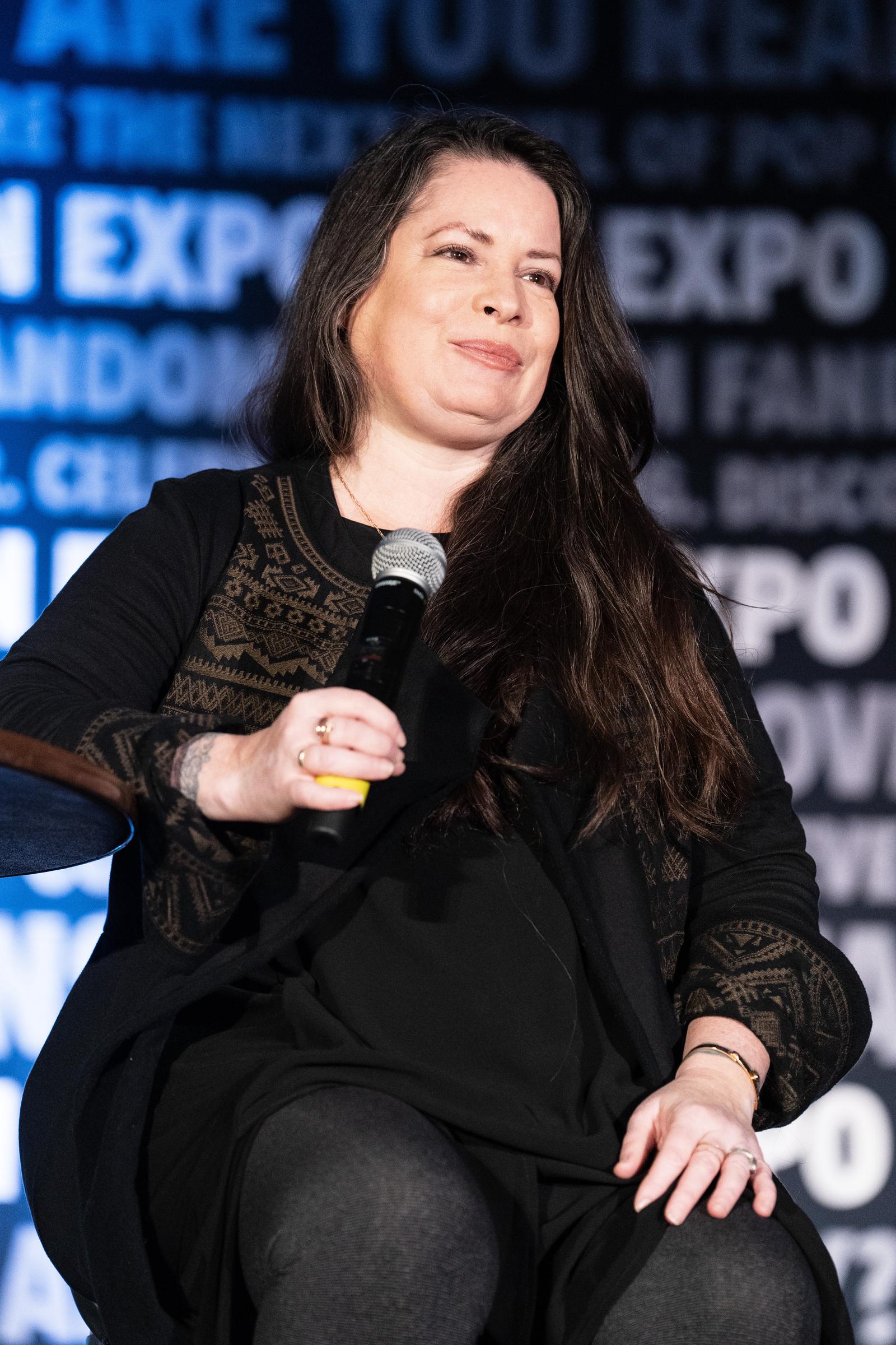 Holly Marie Combs asiste a la FAN EXPO New Orleans en Nueva Orleans, Luisiana, el 7 de enero de 2024. | Fuente: Getty Images