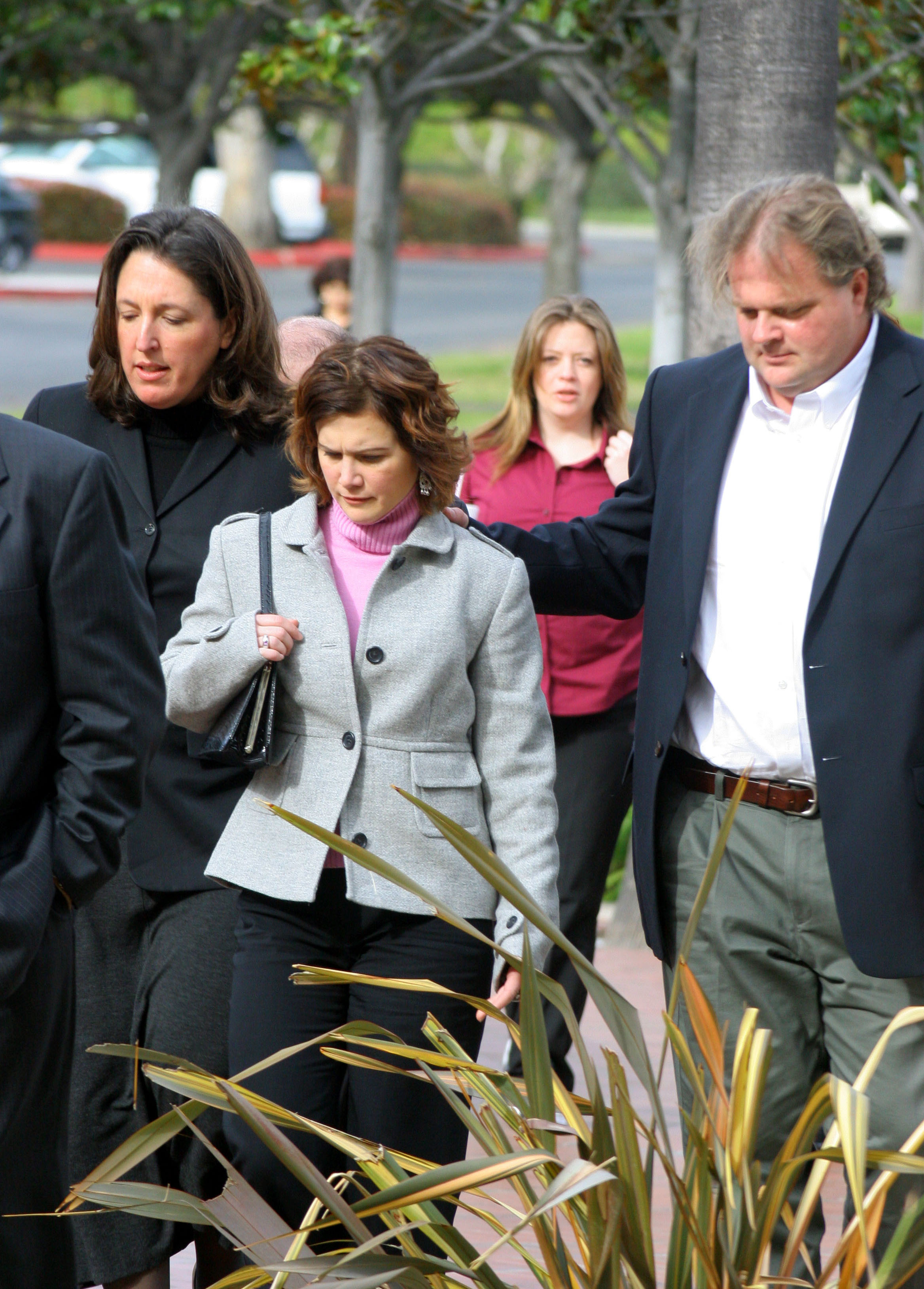 El abogado defensor Blair Berk, Tracey Gold y su marido Roby Marshall en la Sala de Justicia de Ventura para una comparecencia ante el tribunal el 6 de enero de 2005, en Ventura, California. | Fuente: Getty Images