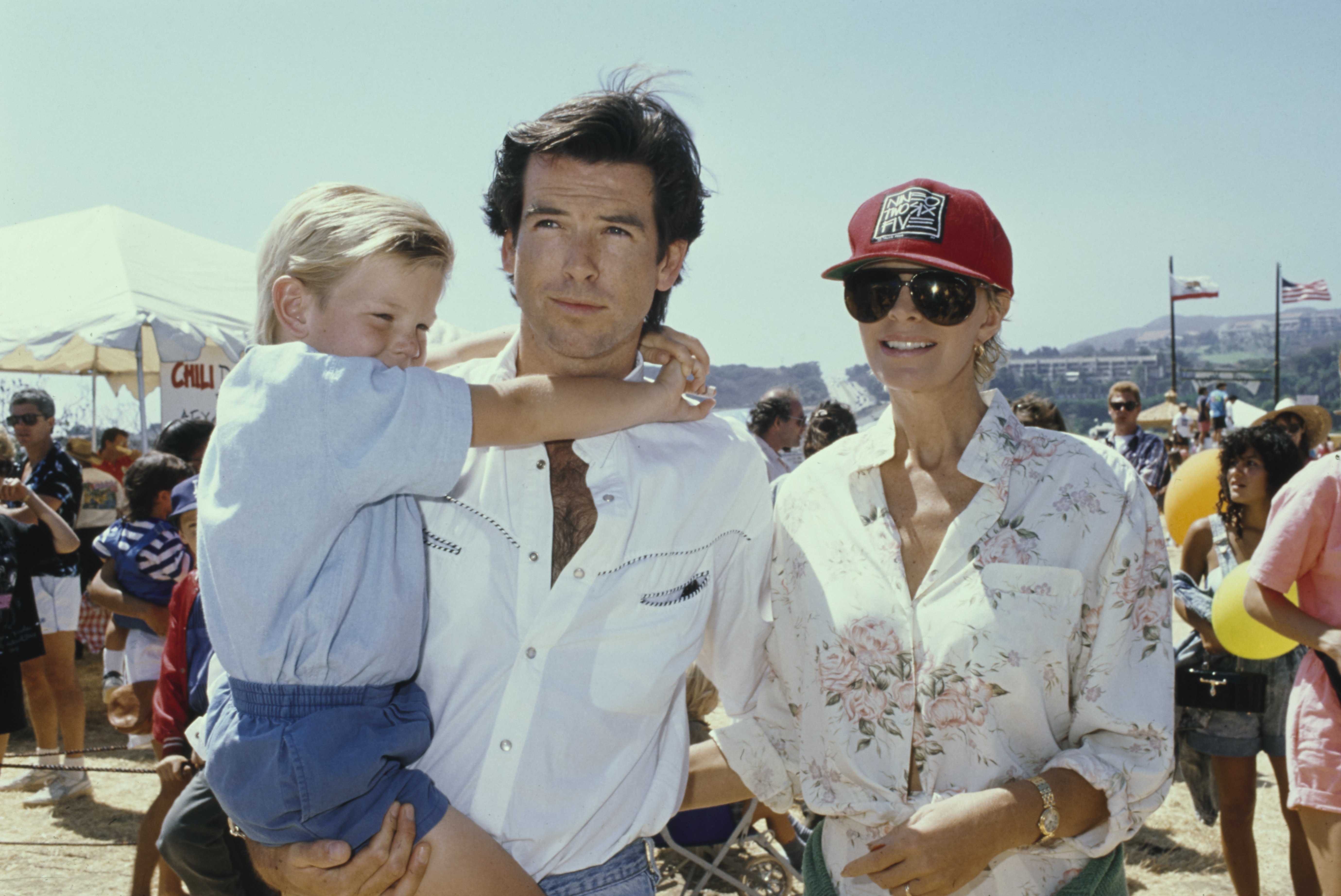 Pierce Brosnan con su mujer, Cassandra Harris y su hijo Sean, en el Civic Center Area de Malibú, California, el 2 de septiembre de 1989. | Foto: Getty Images