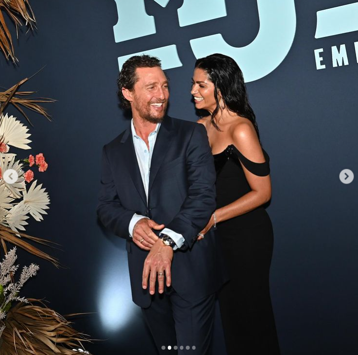Matthew McConaughey y Camila Alves en la 12ª Gala Anual Mack, Jack &amp; McConaughey, según lo compartido en Instagram en abril de 2024 | Fuente: Instagram/officiallymcconaughey