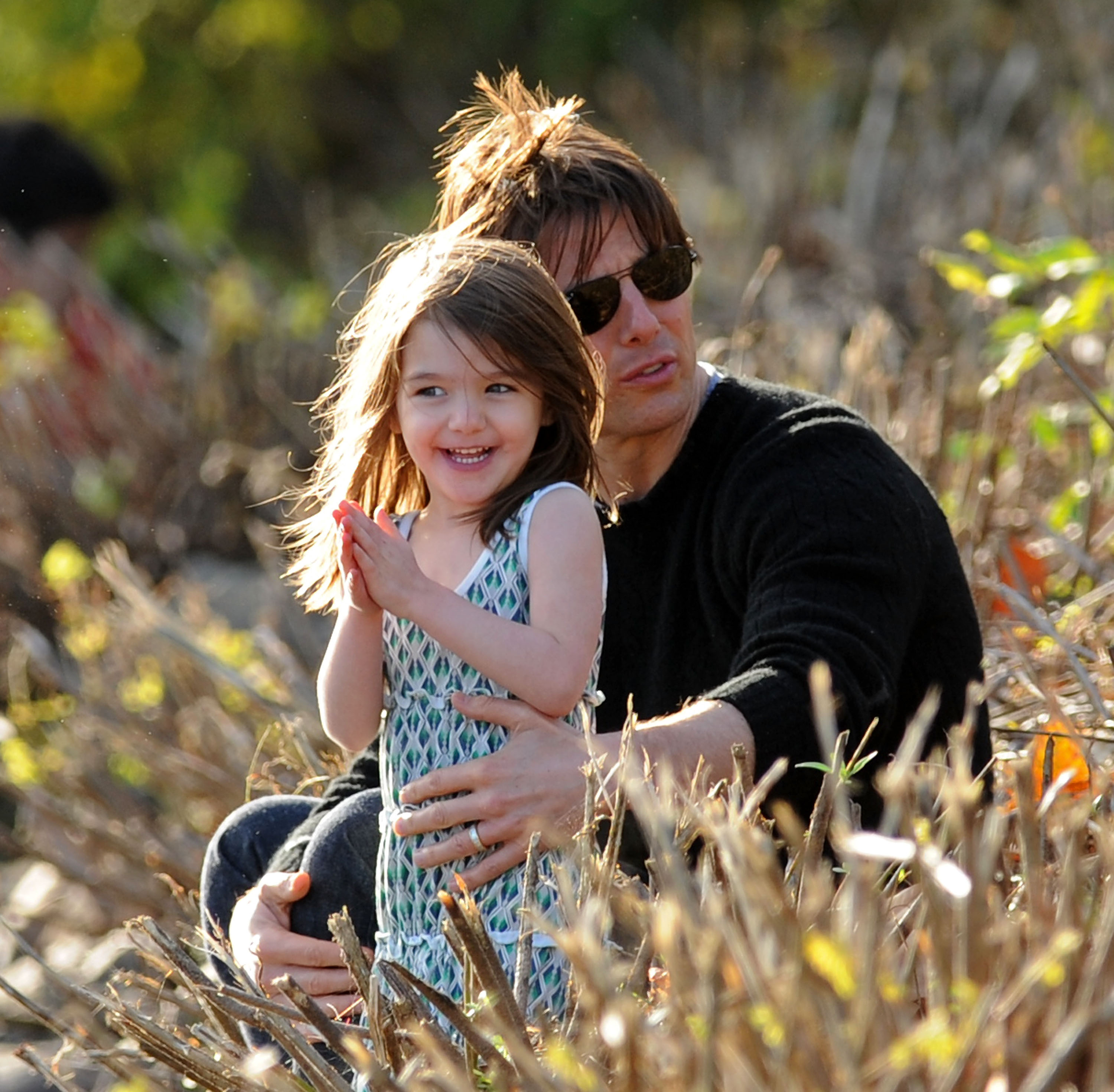 Suri Cruise y Tom Cruise visitan Charles River Basin en Cambridge, Massachusetts, el 10 de octubre de 2009 | Fuente: Getty Images