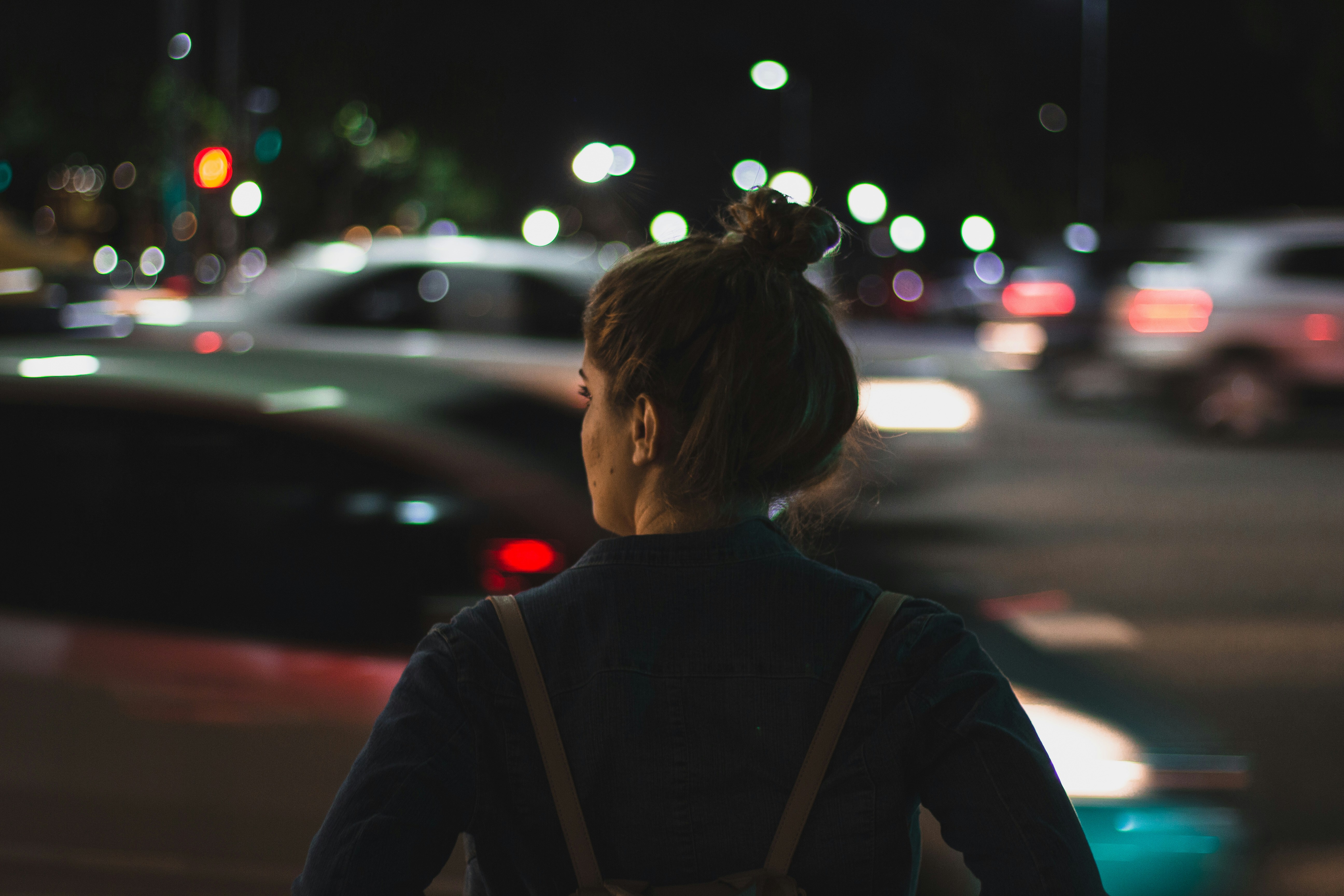 Mujer en la calle de noche | Fuente: Unsplash