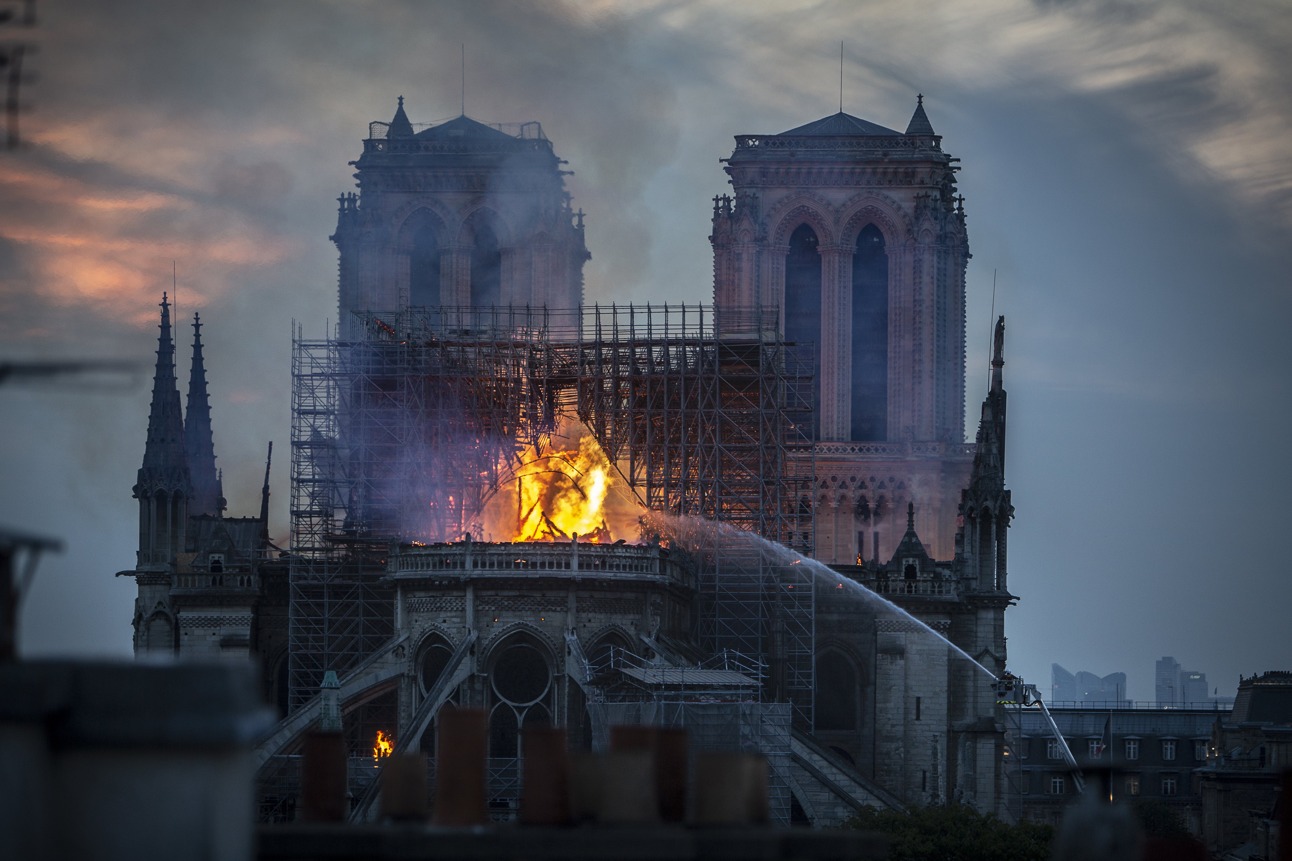 Humo y las llamas se elevan desde la catedral de Notre-Dame el 15 de abril de 2019 en París, Francia. | Imagen: Getty Images.