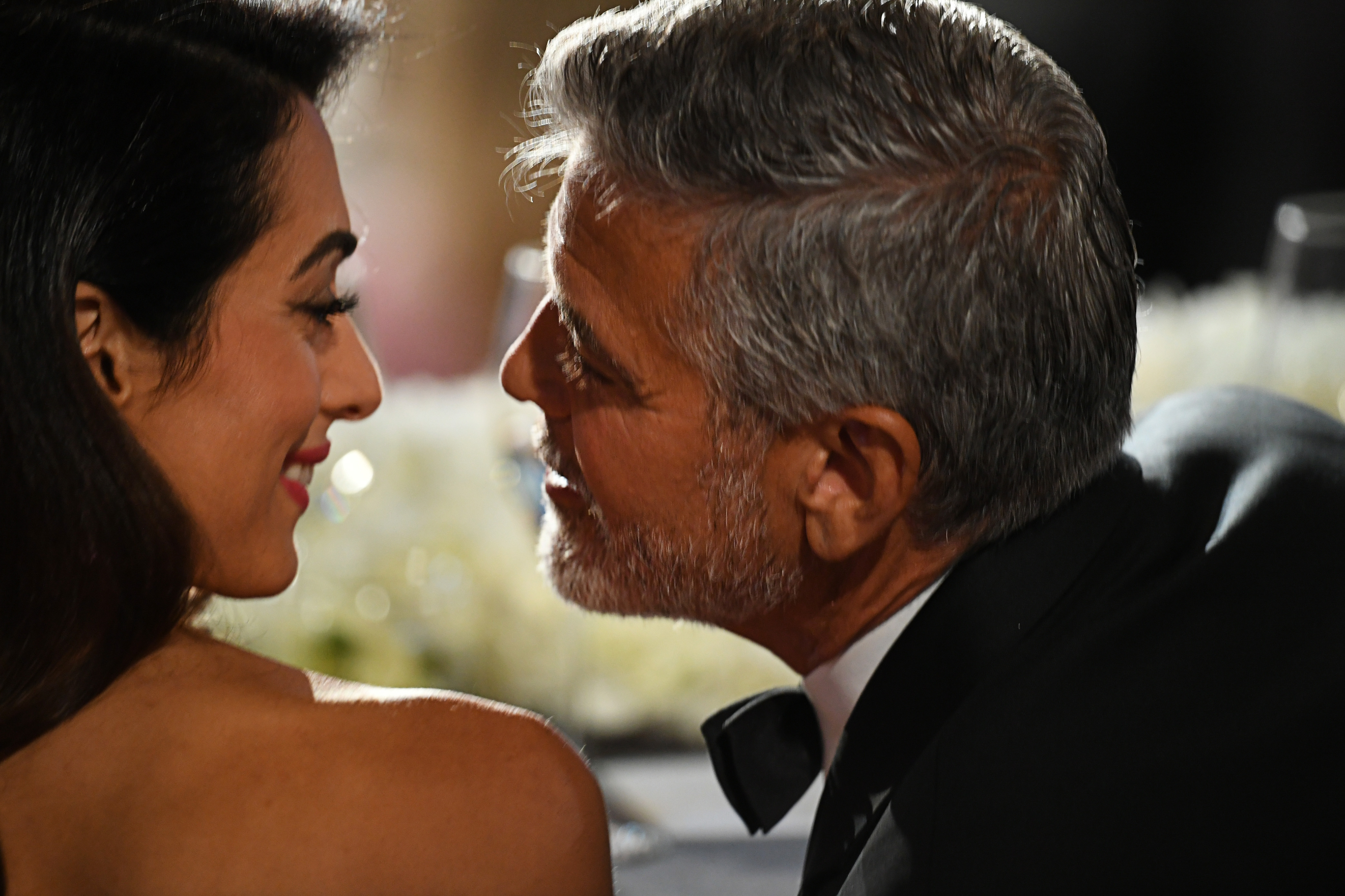 Amal y George Clooney durante la 46ª gala Life Achievement Award Tribute to George Clooney del American Film Institute en el Dolby Theatre el 7 de junio de 2018 en Hollywood, California | Foto: Getty Images