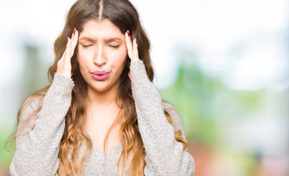 Mujer estresada con las manos en su cabeza. | Foto: Shutterstock
