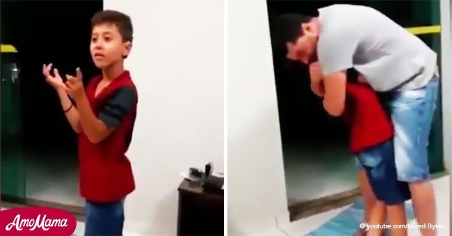 Video de la reacción de un niño sordo al escuchar de nuevo la voz de su padre