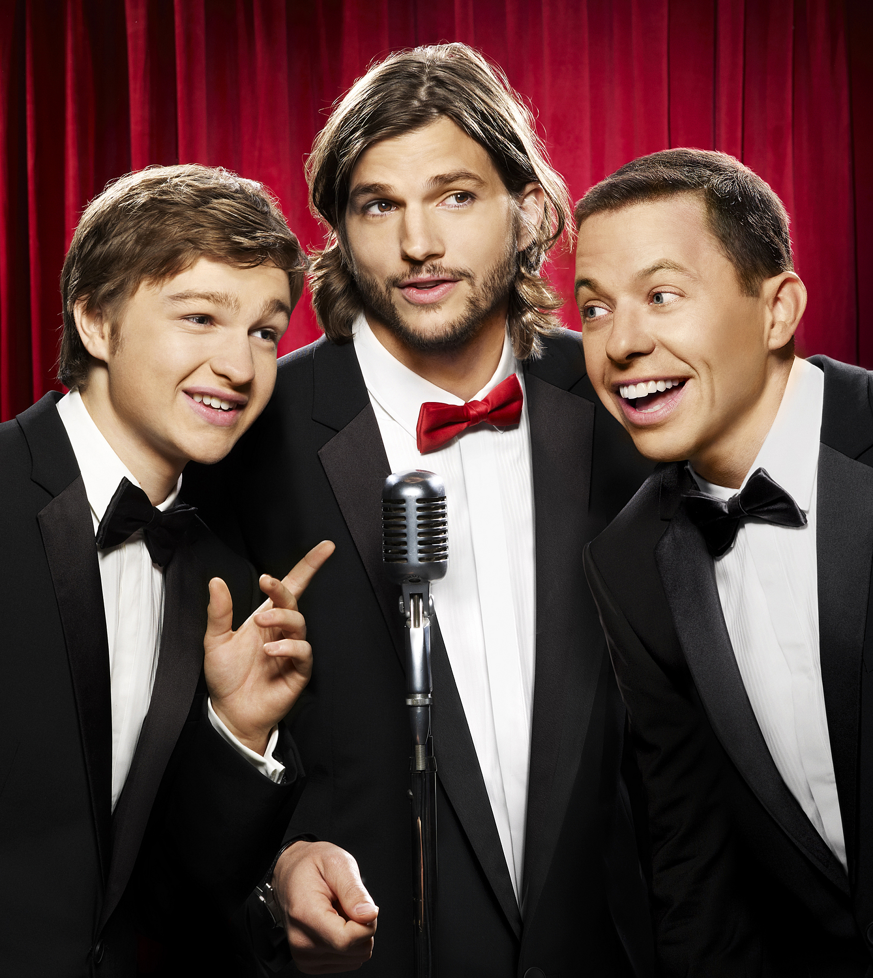 El actor fotografiado con Ashton Kutcher y Jon Cryer en "Two and a Half Men", en 2011 | Fuente: Getty Images