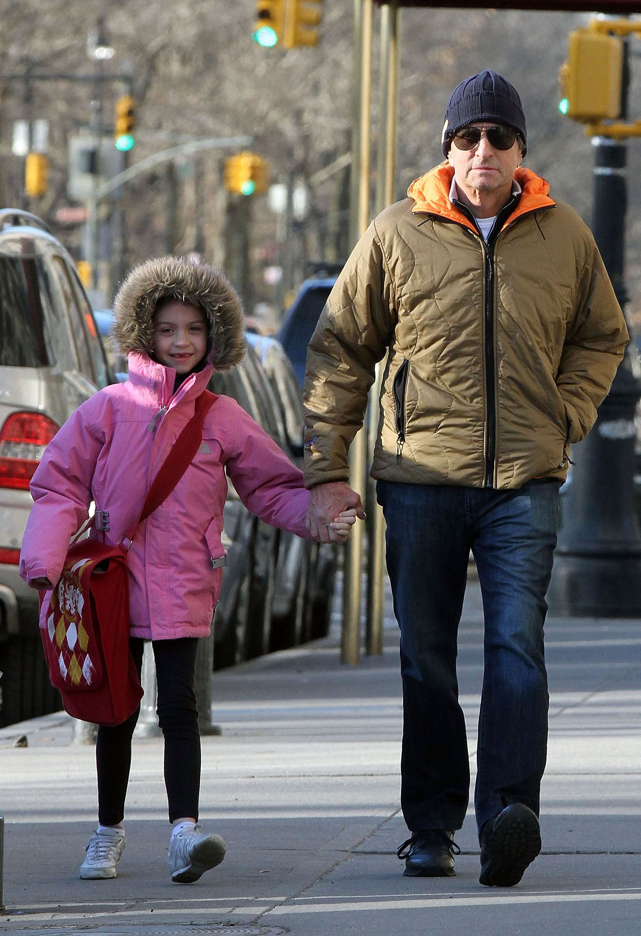 Michael Douglas y su hija Carys en Nueva York el 03 de marzo de 2011 | Foto: Getty Images