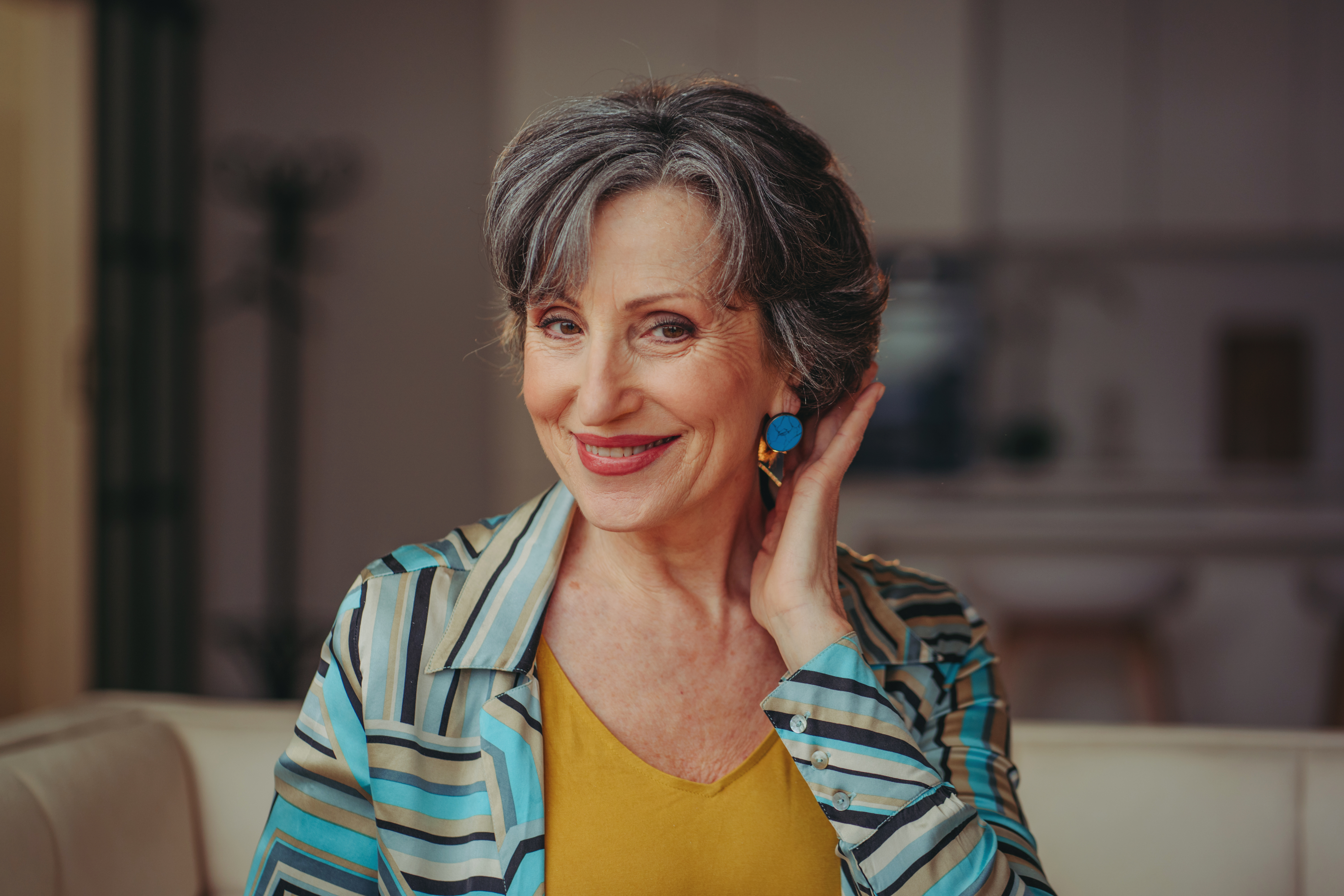 Una elegante mujer mayor presumiendo de su nuevo corte de pelo | Foto: Shutterstock