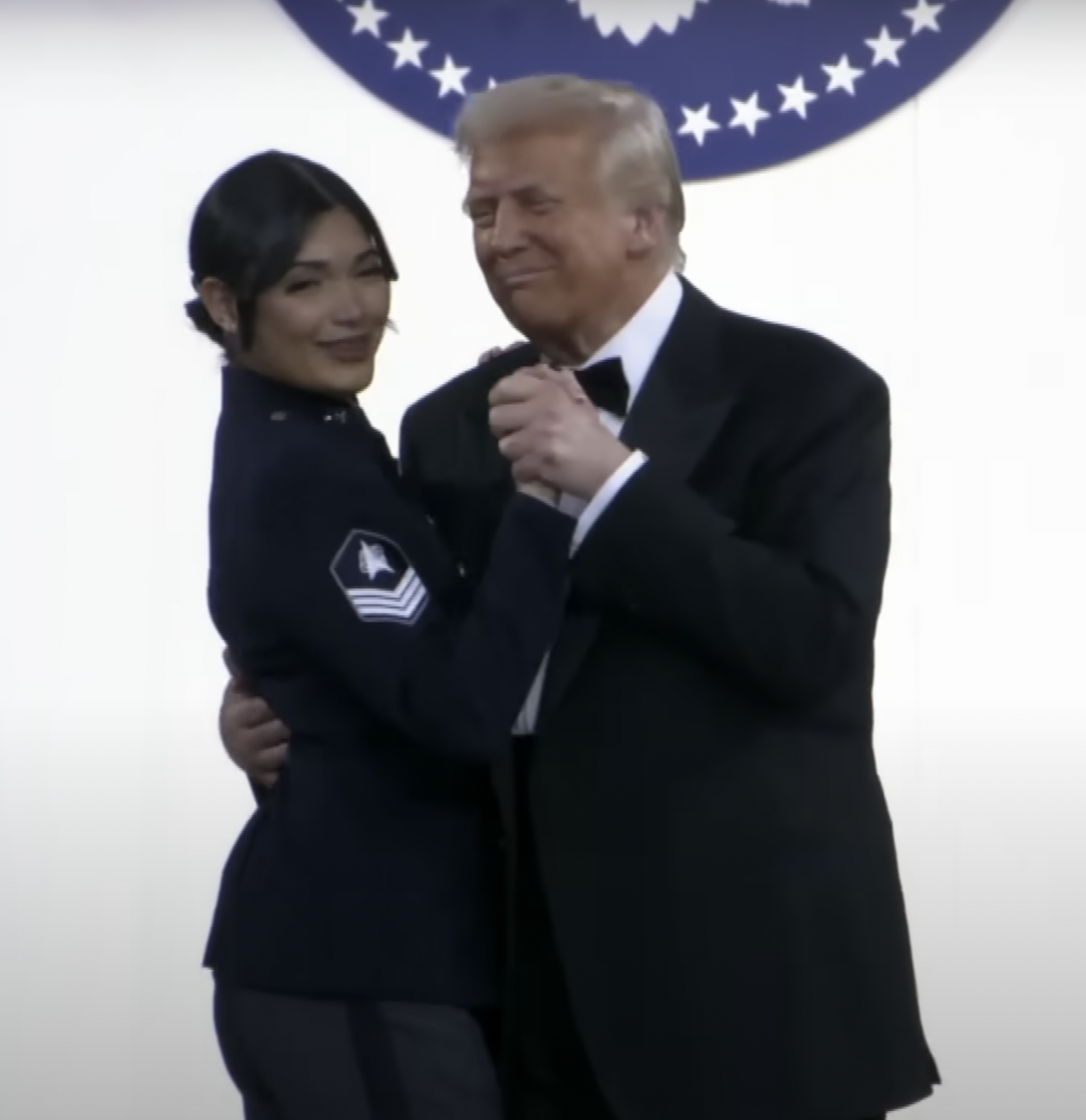 El presidente Donald Trump baila con la sargento de la Fuerza Espacial de EE.UU. Tatiana Saldana el 20 de enero de 2025 | Fuente: YouTube/@InsideEdition