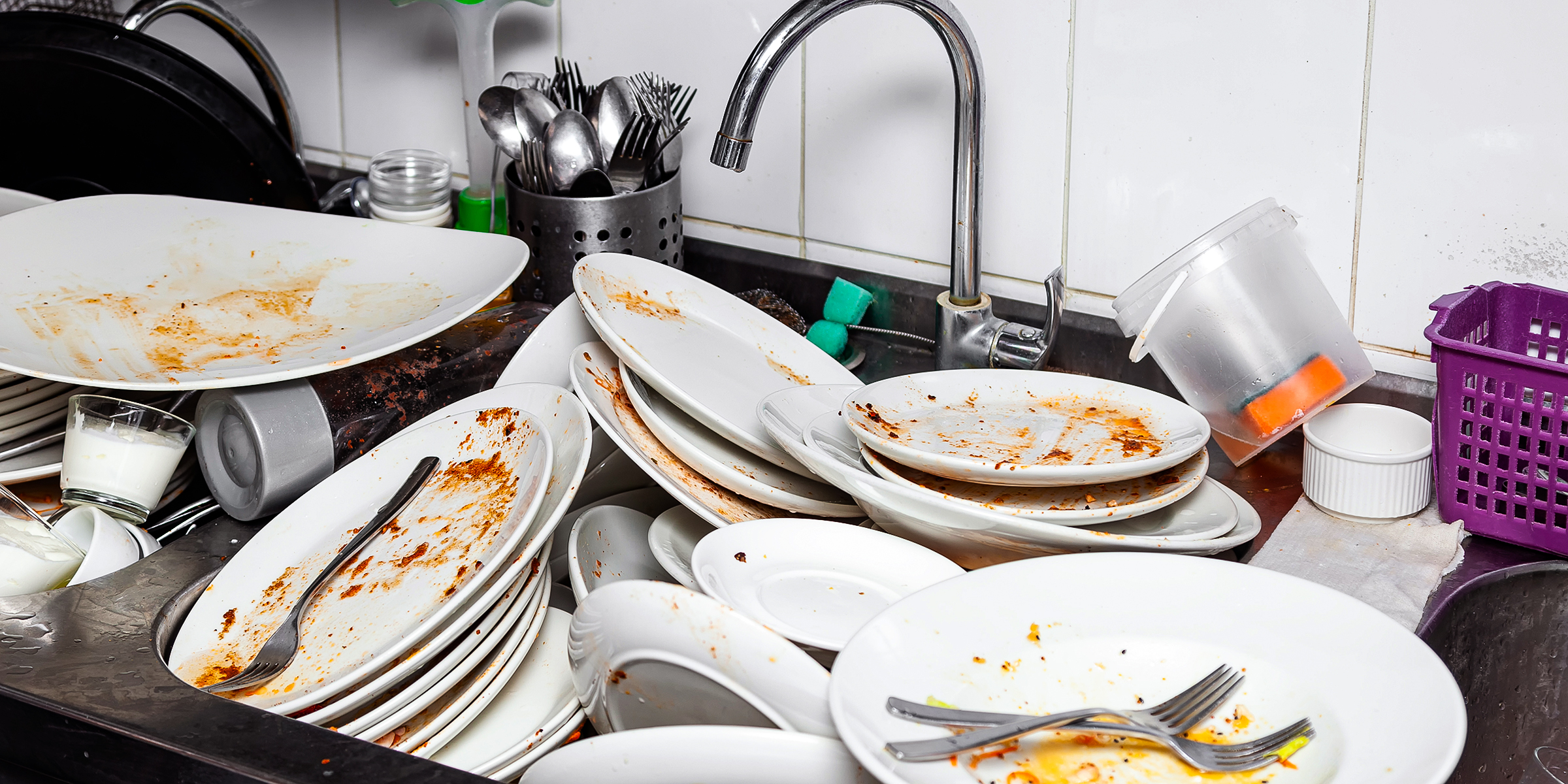 Fregadero lleno de platos | Fuente: Shutterstock