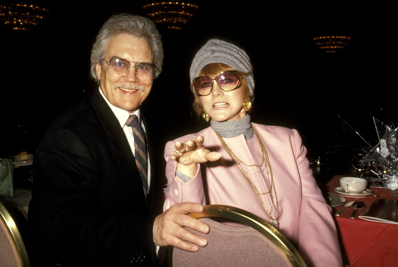 La estrella de la televisión y Roger Smith durante el almuerzo de los Premios Gitanos de la Sociedad Profesional de Baile en Beverly Hills, California, en 1991 | Fuente: Getty Images