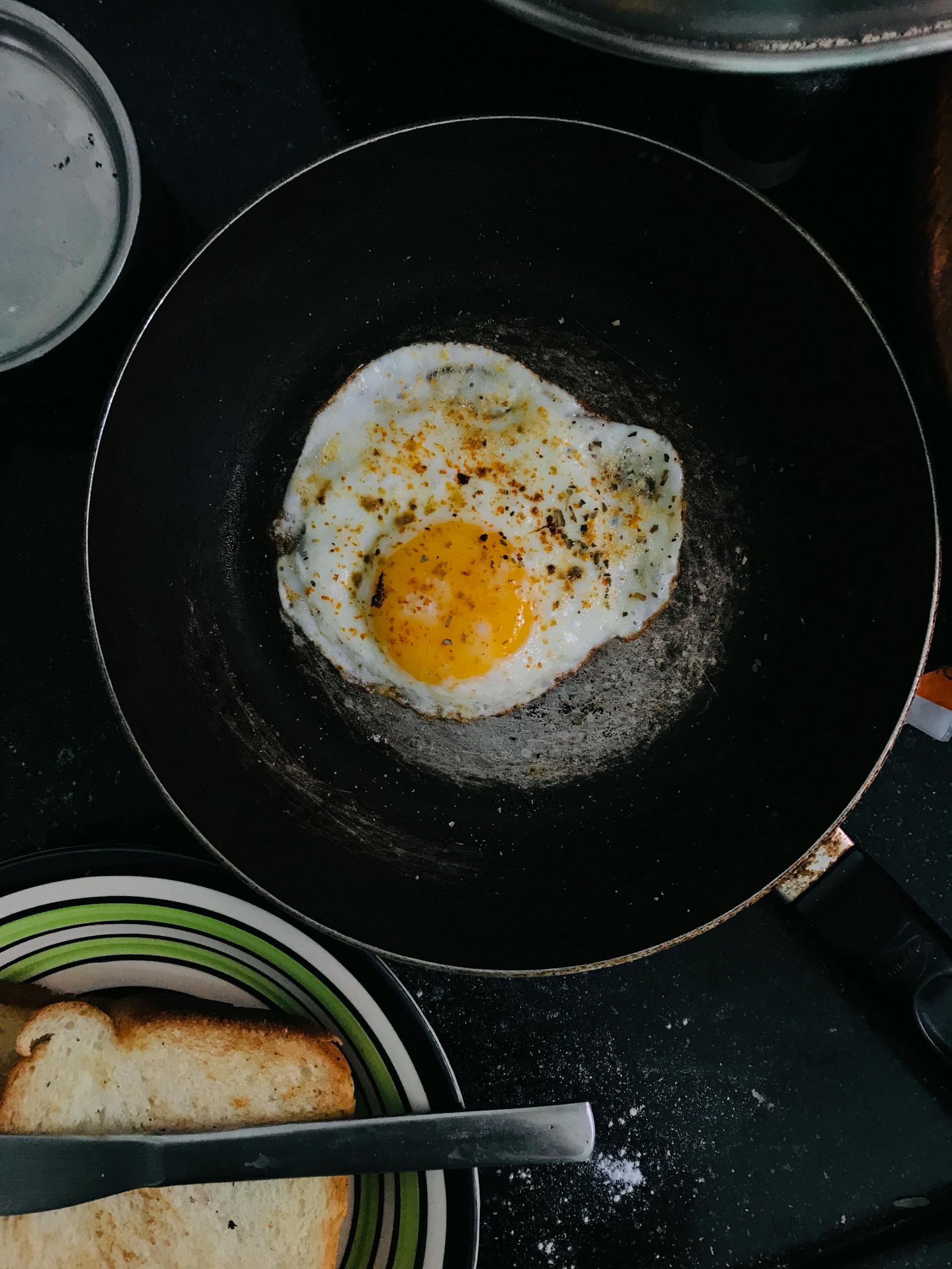Huevo friéndose en una sartén. Imagen con fines ilustrativos | Foto: Pexels