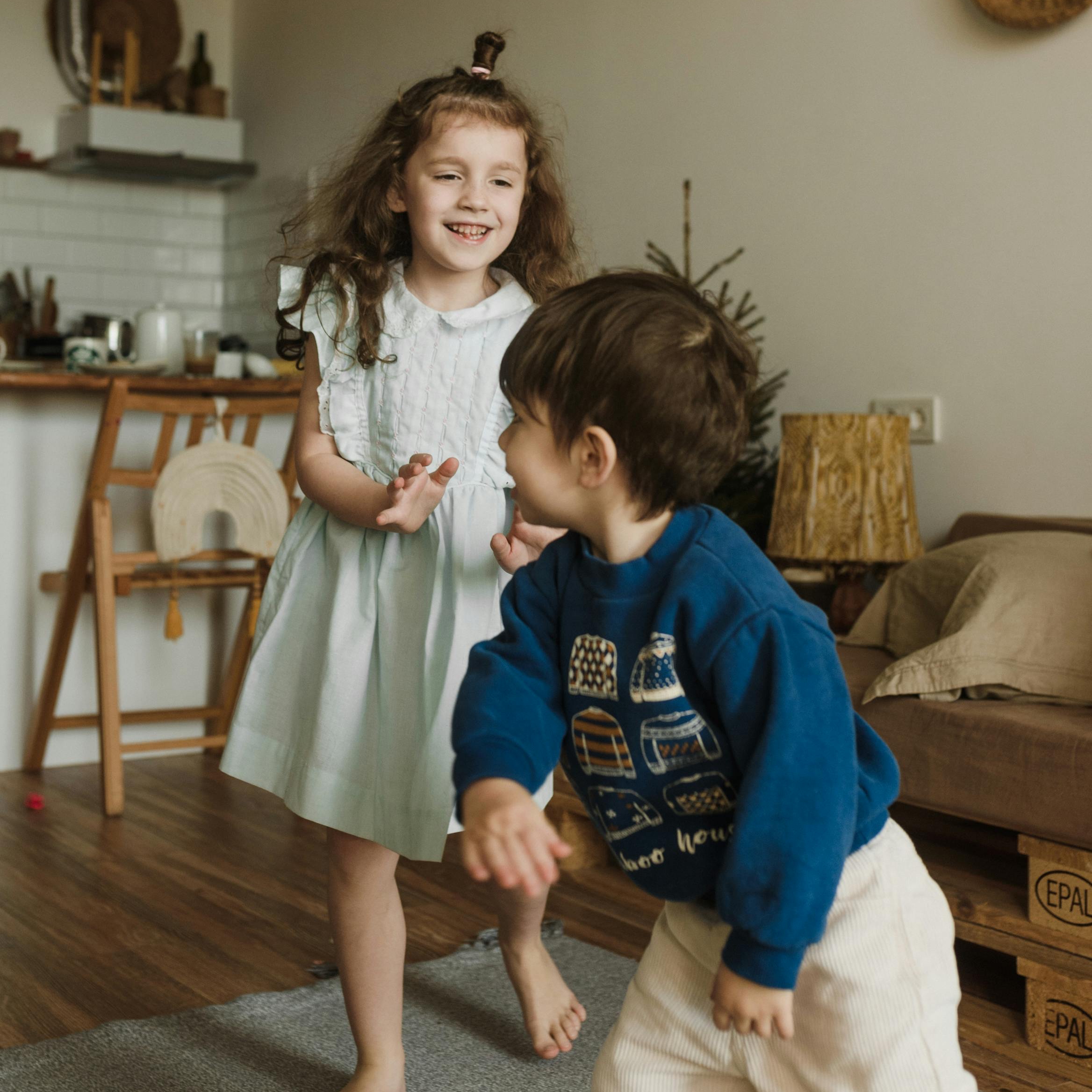 Niños jugando alborotados dentro de casa | Fuente: Pexels