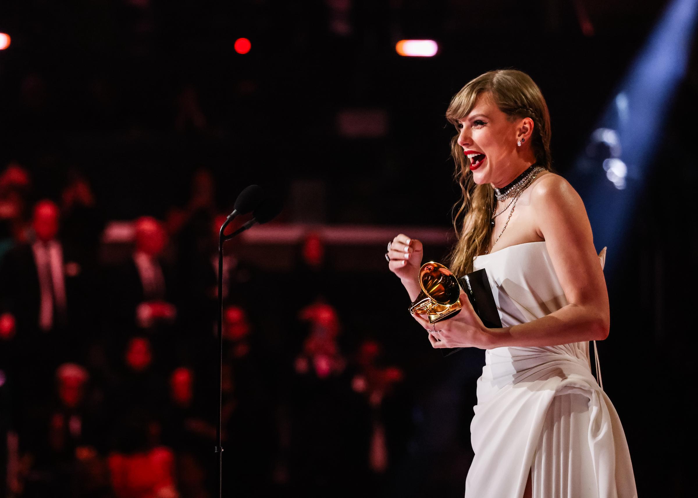 Taylor Swift acepta el premio al Álbum del Año por "Midnights" durante la 66ª edición de los premios GRAMMY en Los Ángeles, California, el 4 de febrero de 2024 | Fuente: Getty Images