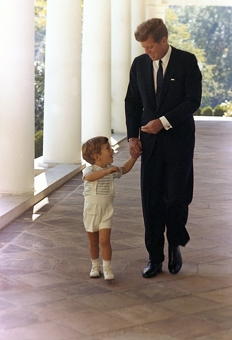John F. Kennedy y John F. Kennedy Jr. en la Casa Blanca. | Foto: Wikimedia Commons.