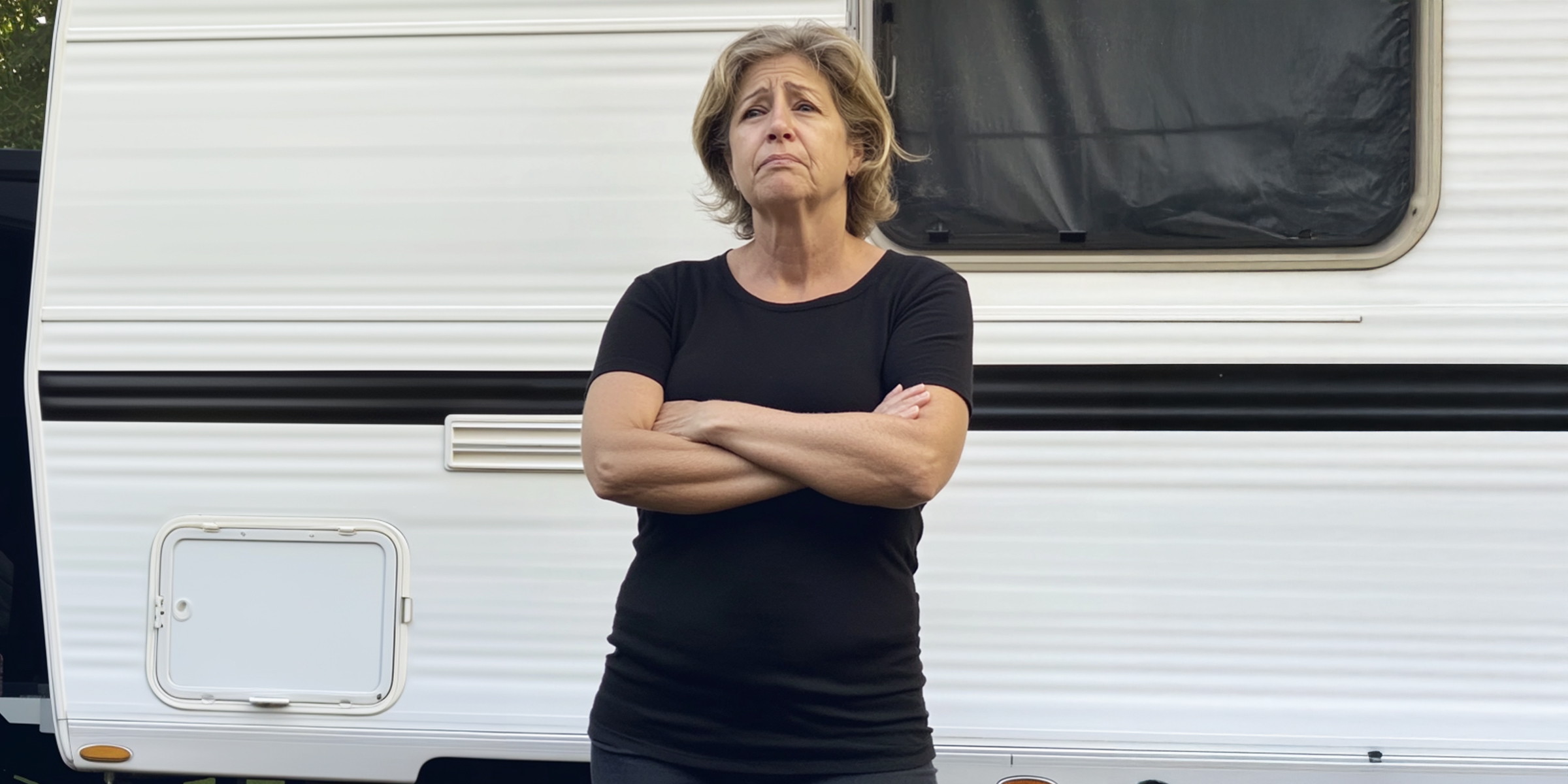 Una mujer disgustada con los brazos cruzados | Fuente: Amomama
