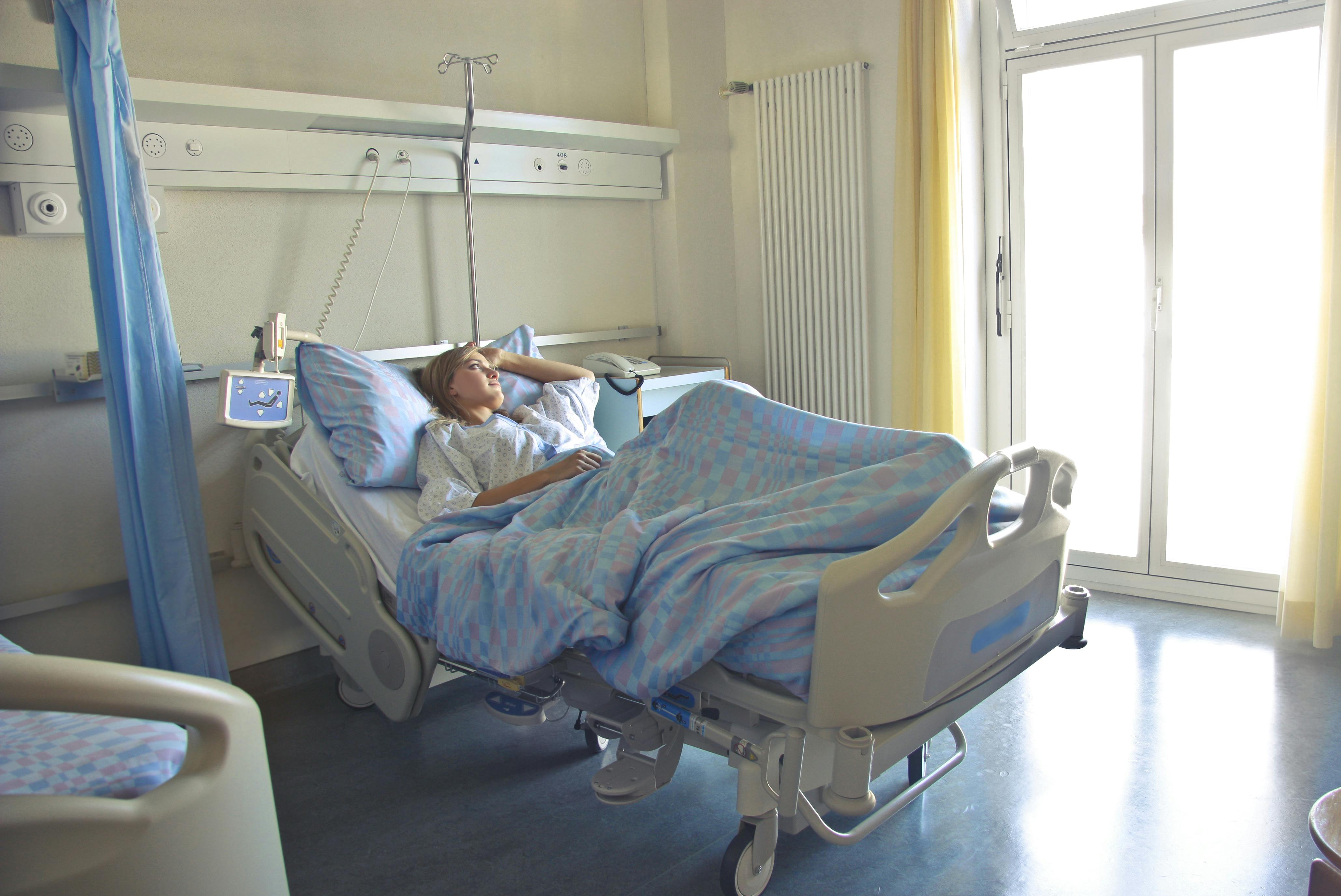 Mujer en una cama de un hospital | Foto: Pexels