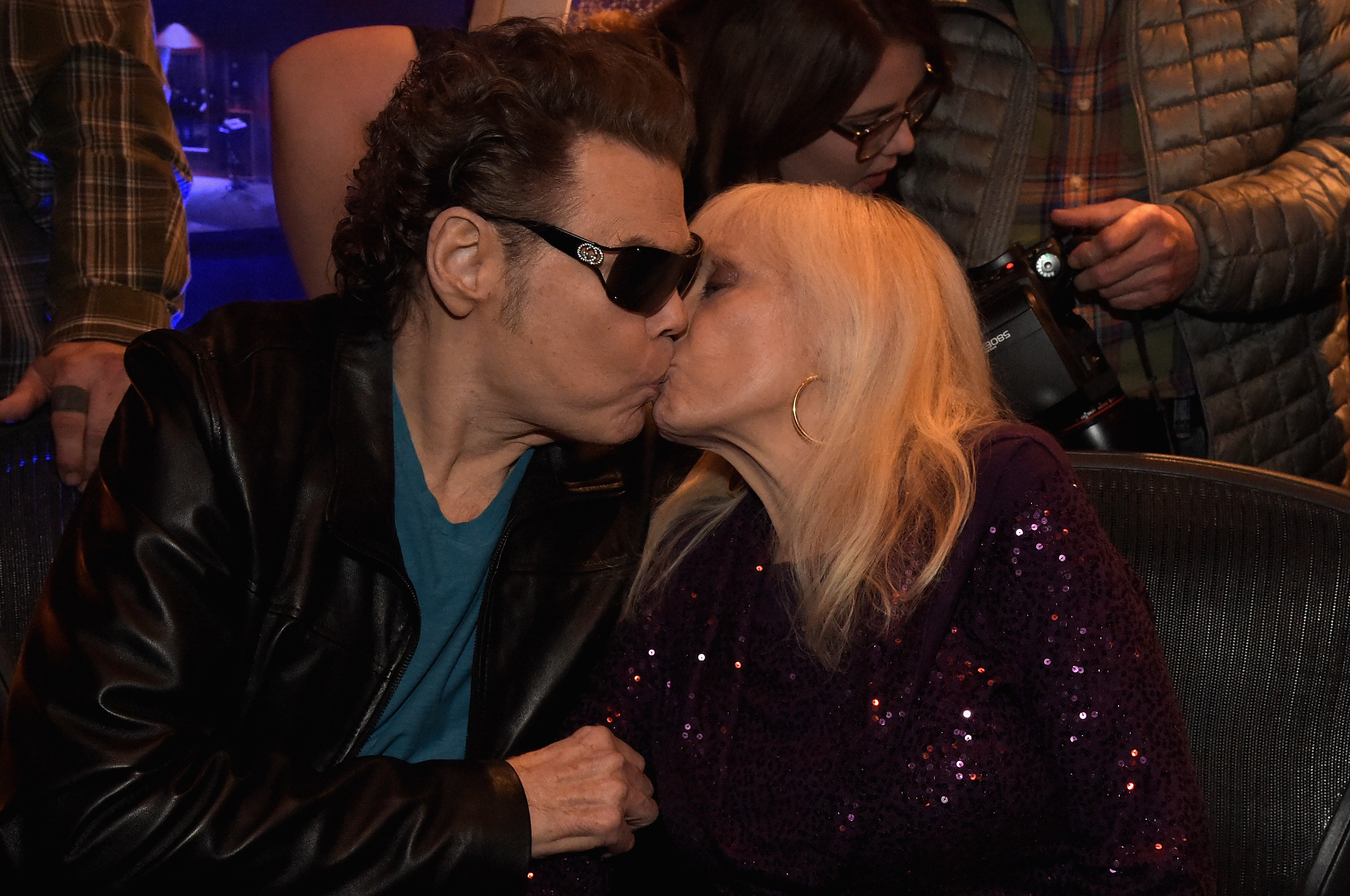 Ronnie Milsap y Joyce Reeves fotografiados compartiendo un beso el 16 de enero de 2015, en Nashville, Tennessee. | Fuente: Getty Images