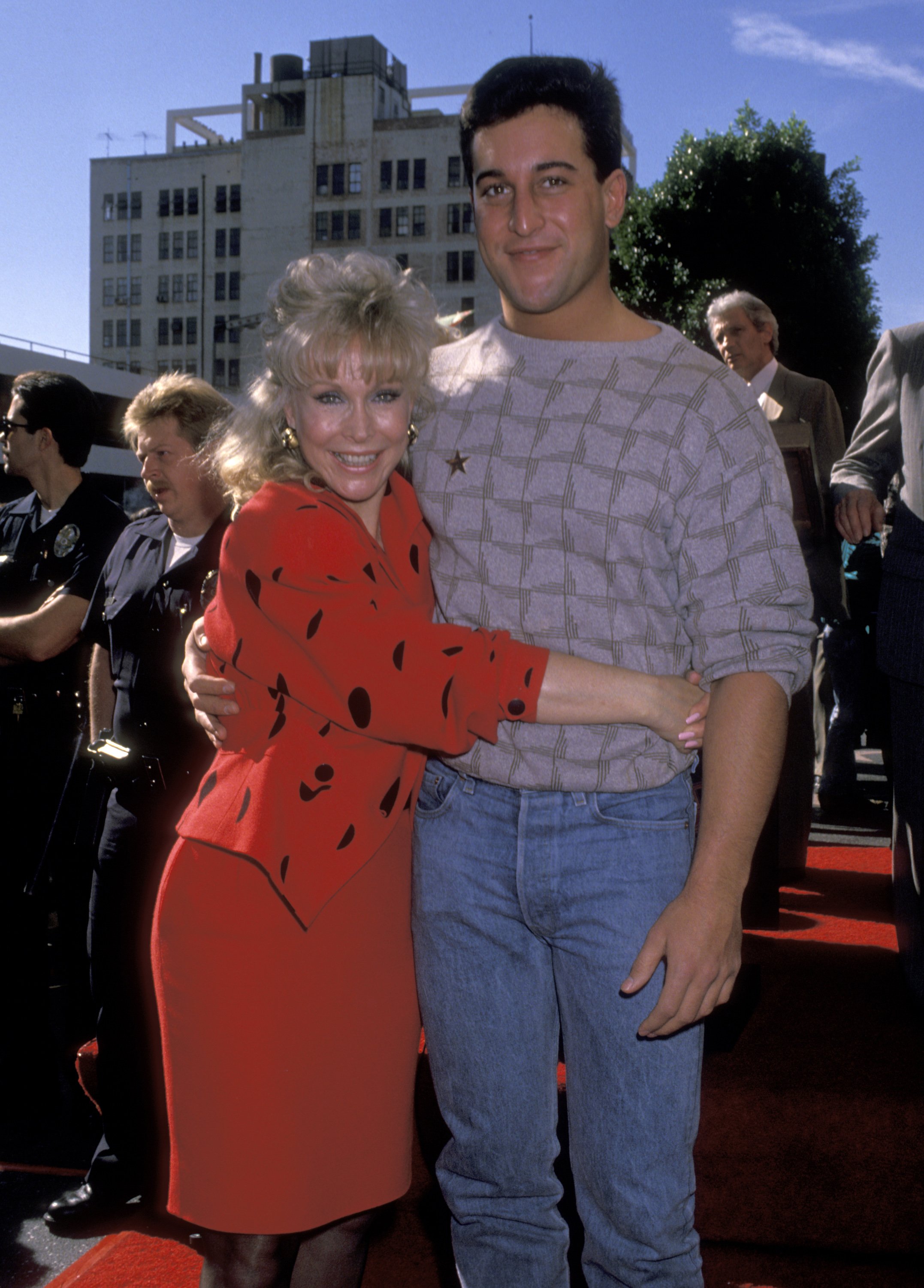Barbara Eden y Matthew Ansara, el 17 de noviembre de 1988 en el 7003 de Hollywood Boulevard en Hollywood, California. | Foto: Getty Images