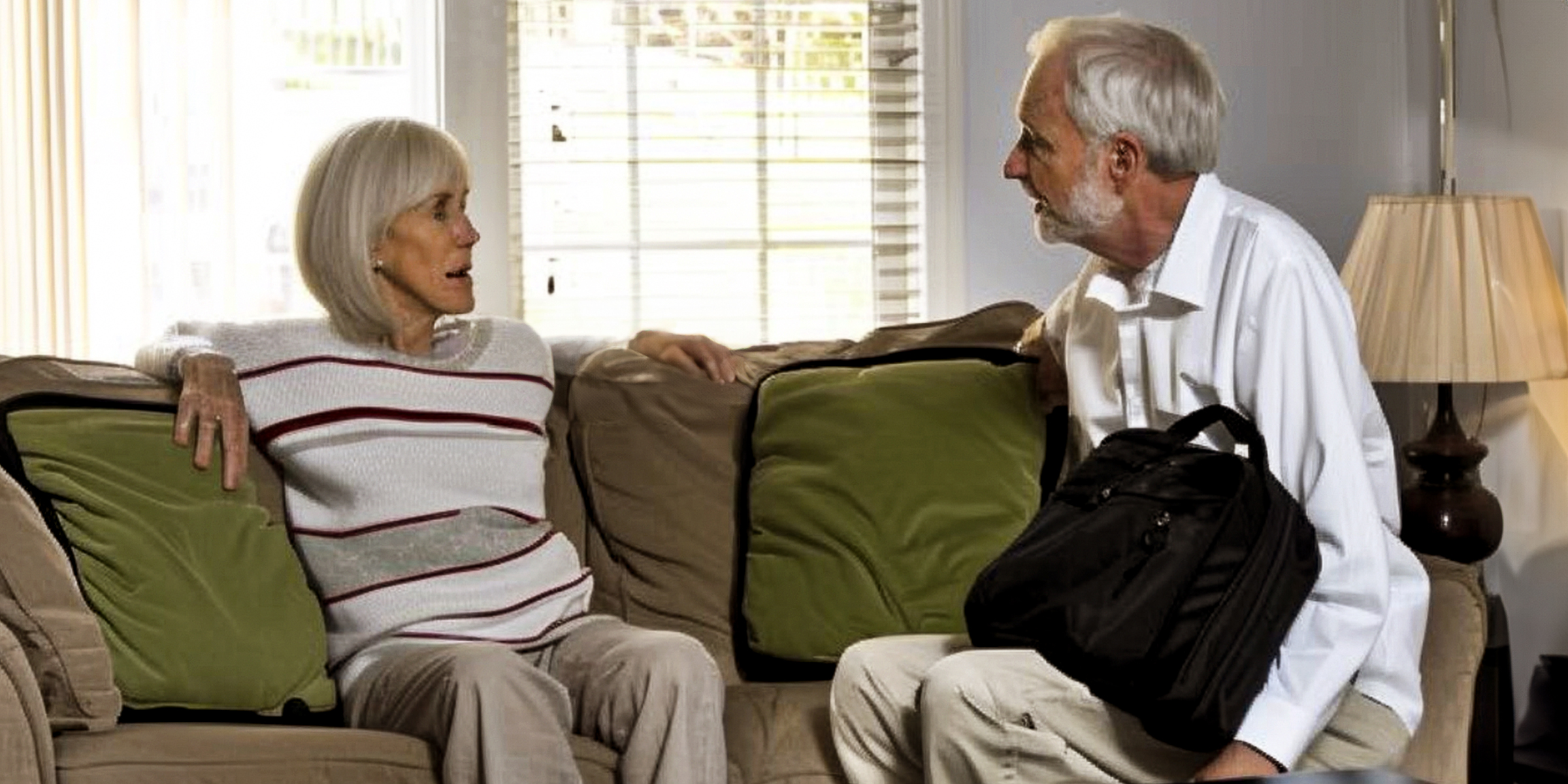 Una pareja de ancianos sentada en un sofá | Fuente: AmoMama