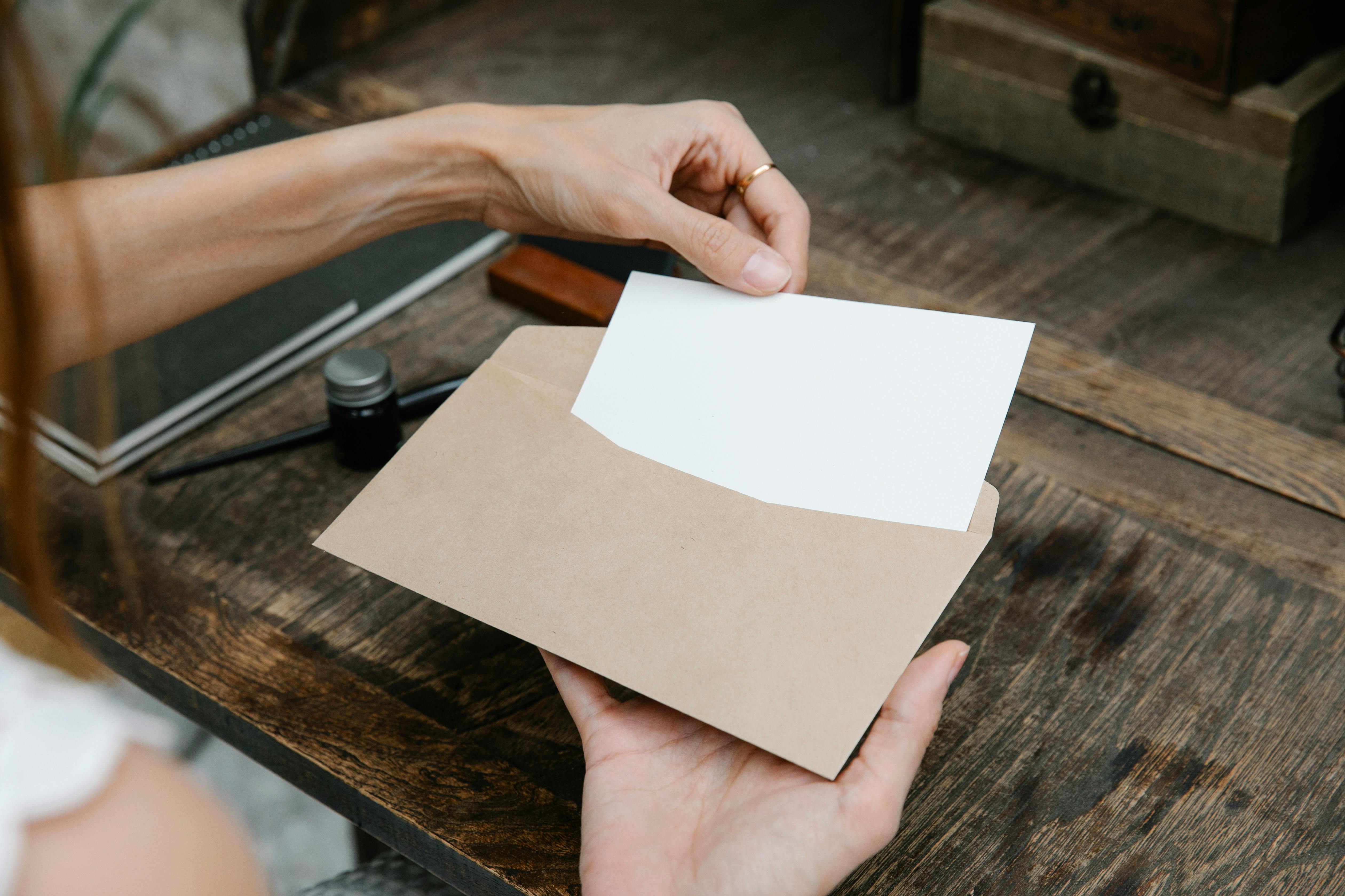 Una mujer abriendo un sobre para leer una carta | Fuente: Pexels