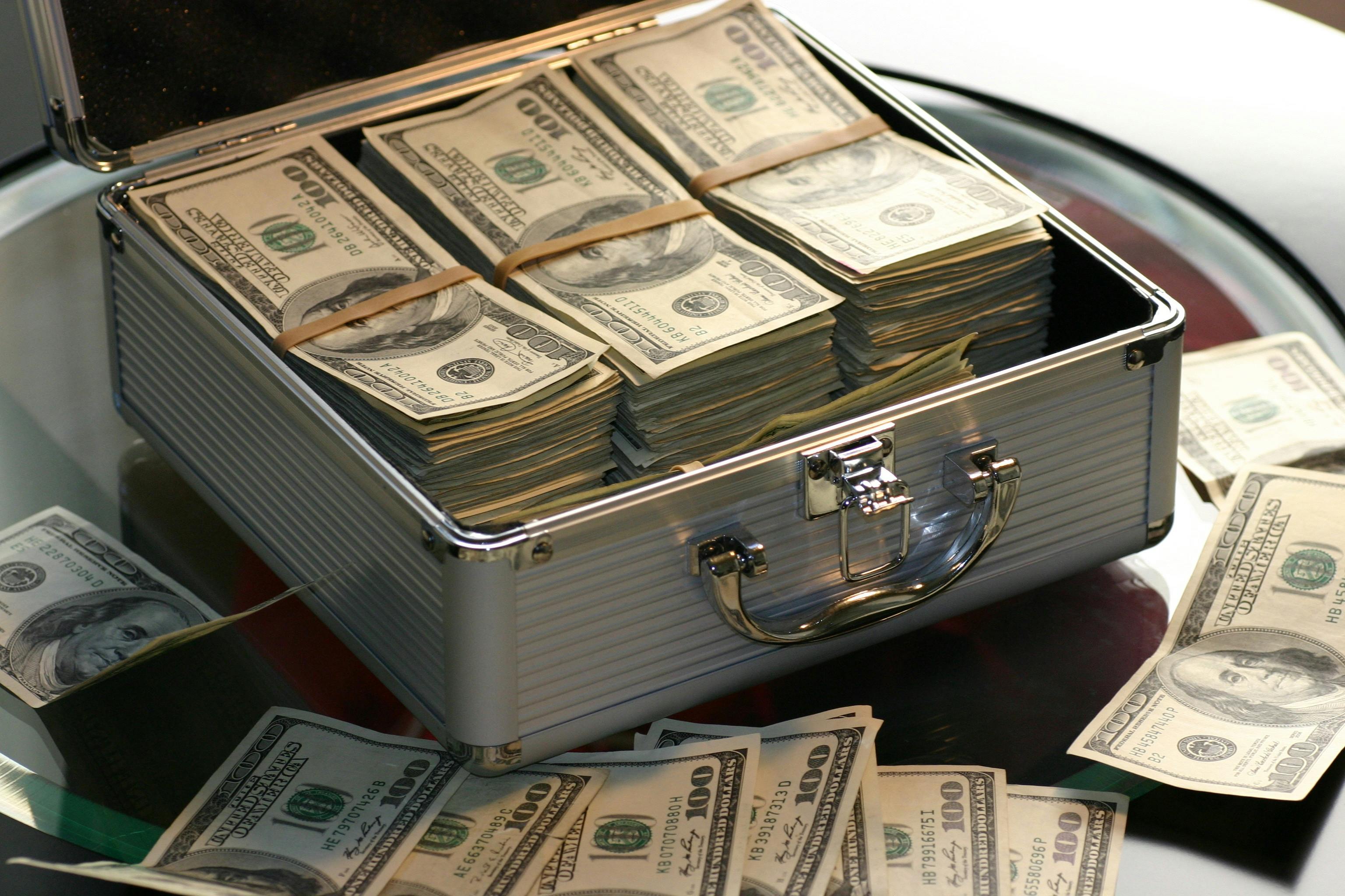 Una caja con dinero | Foto: Pexels
