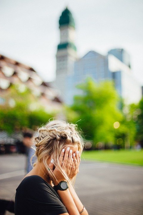 Mujer llorando con las manos sobre su rostro. | Foto: Pixabay