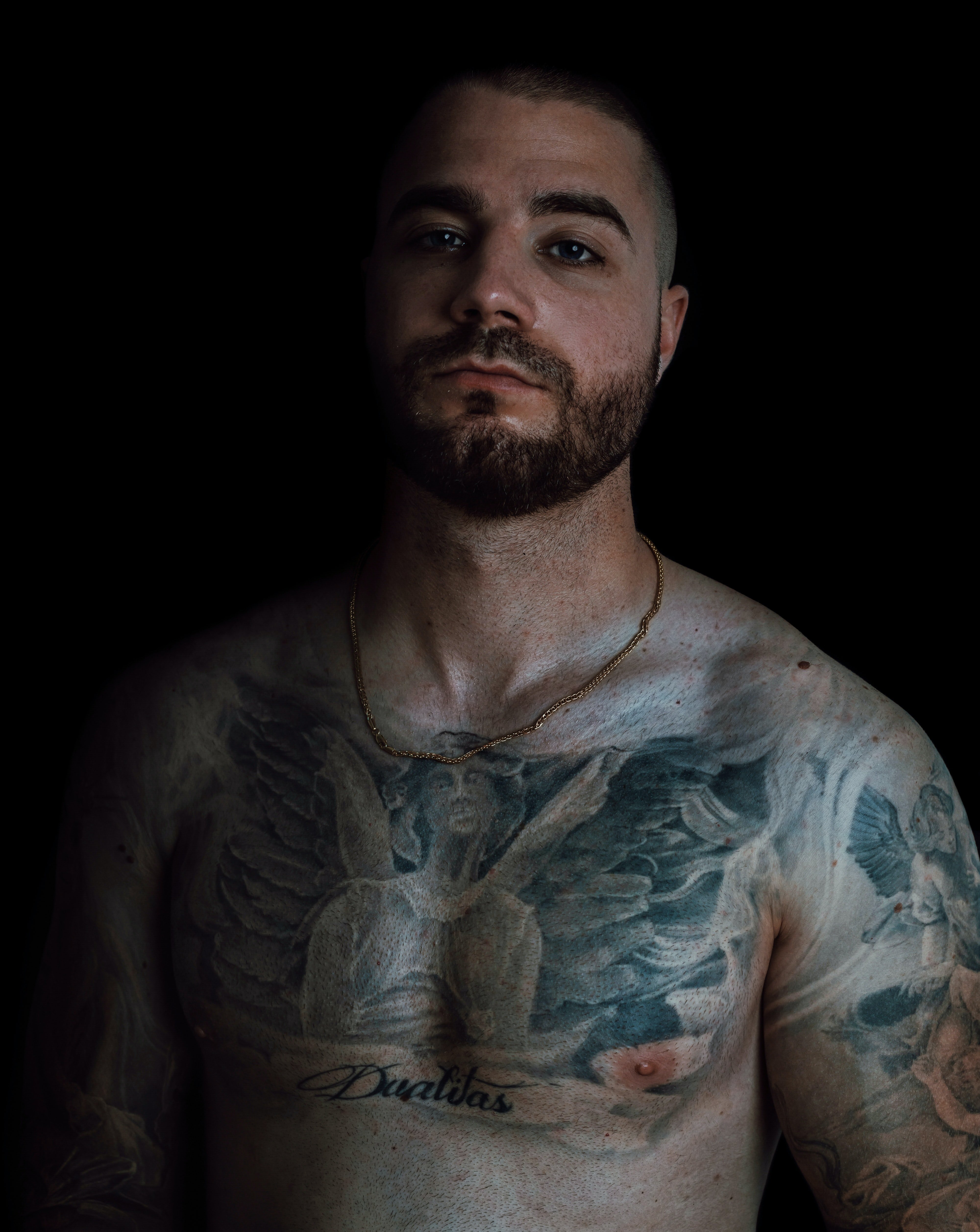 Hombre con pecho y brazos tatuados. | Foto: Unsplash