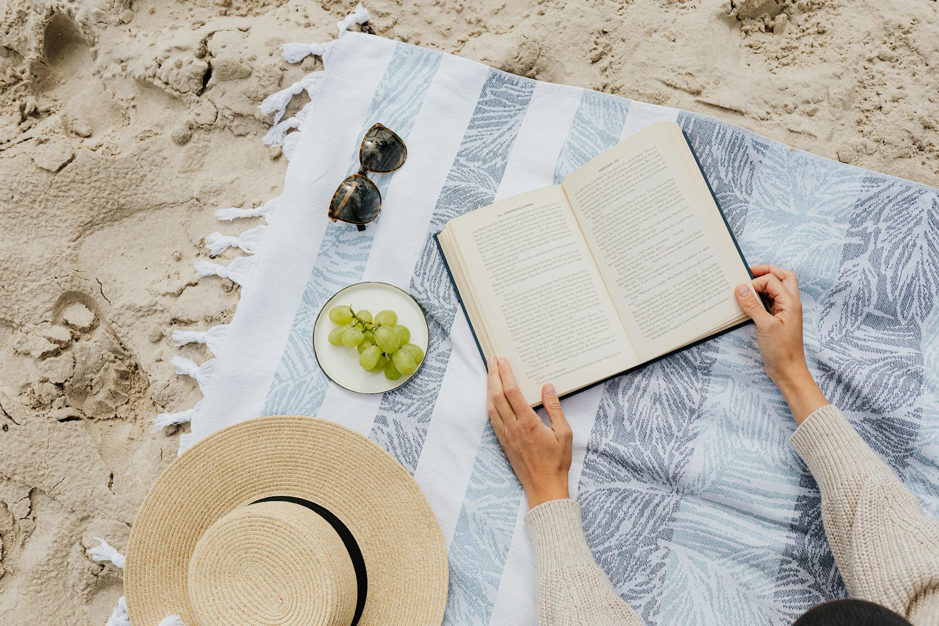 Una persona leyendo un libro | Fuente: Pexels