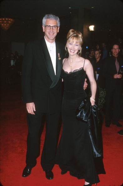 Shelley Long y Bruce Tyson durante el American Film Institute rinden homenaje a Harrison Ford con el premio Lifetime Achievement Award 2000 en el Beverly Hilton Hotel. | Foto: Getty Images