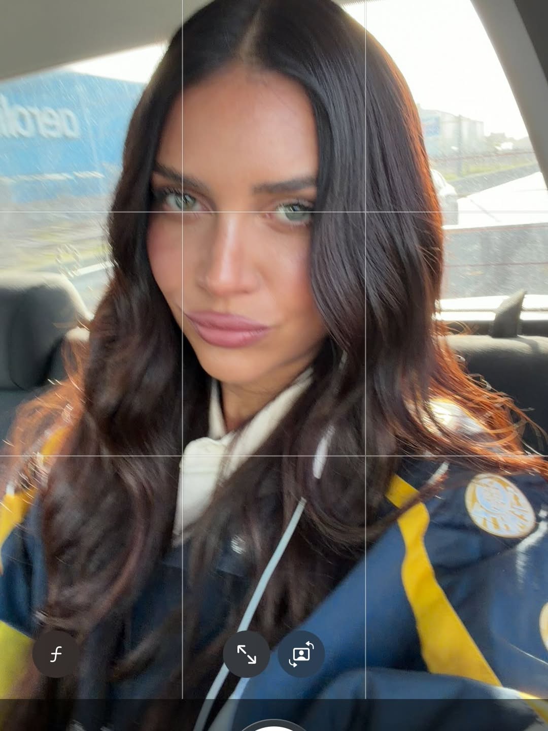 Zaira Nara comparte una selfie desde el auto con una campera en los colores de Boca Juniors. | Fuente: Instagram/zaira.nara