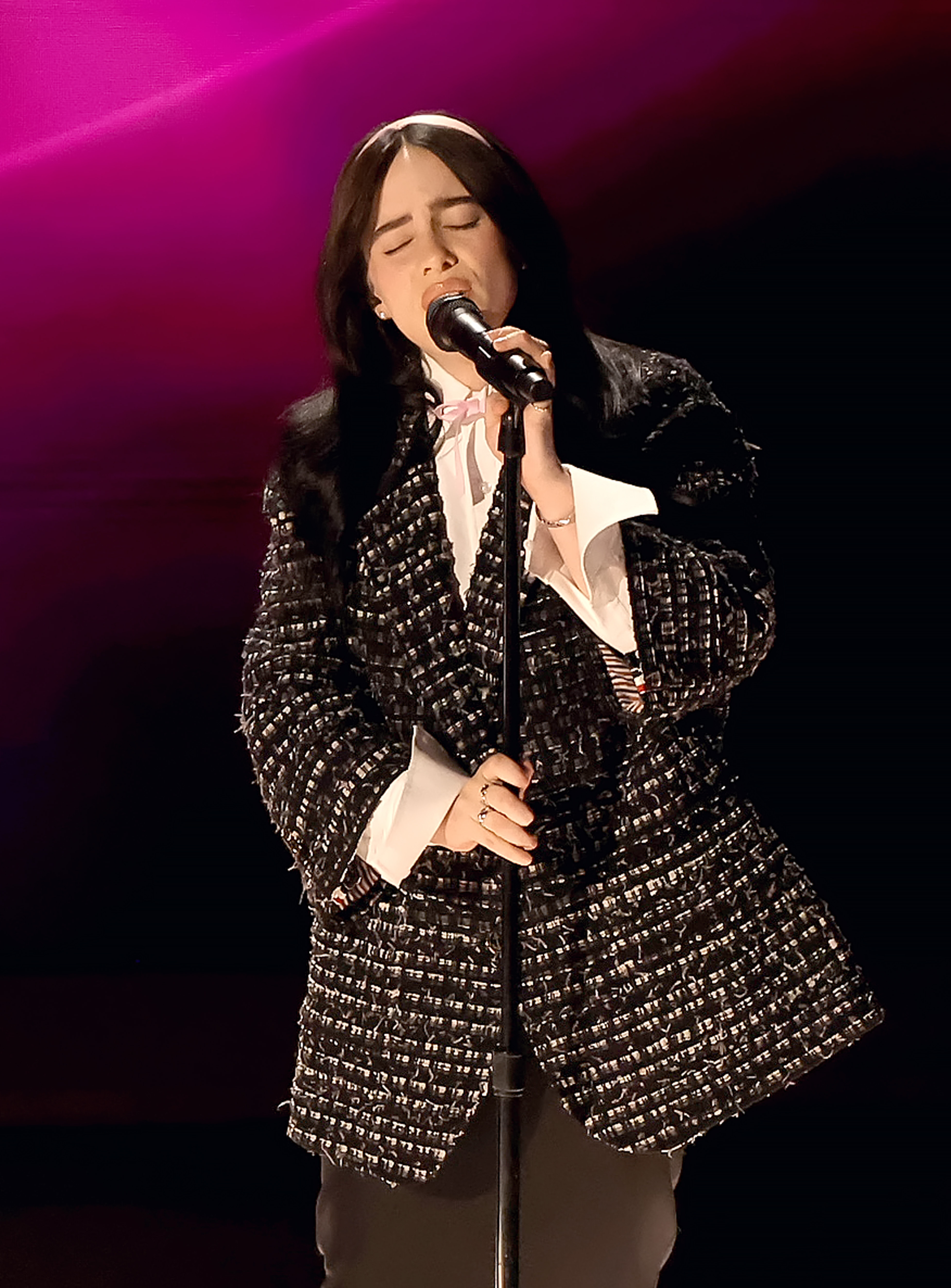 Billie Eilish actúa en el escenario durante la 96ª edición de los Premios de la Academia en el Dolby Theatre de Hollywood, California, el 10 de marzo de 2024 | Fuente: Getty Images