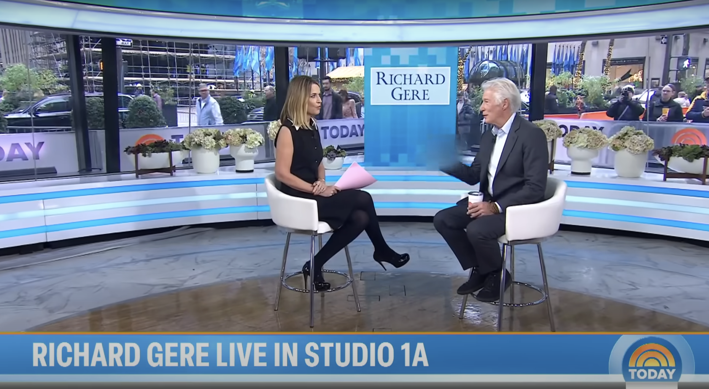 Savannah Guthrie y Richard Gere aparecen en un vídeo compartido el 20 de noviembre de 2024 | Fuente: YouTube/TODAY