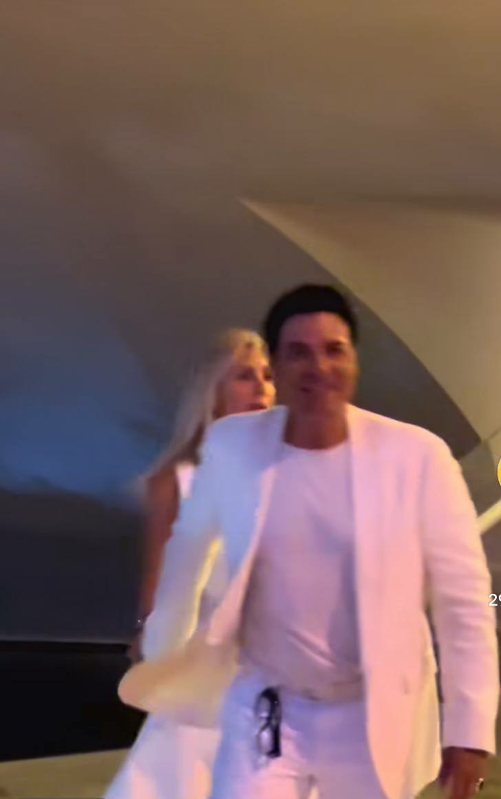 Chayanne sale junto a su esposa de la fiesta de revelación de género del bebé de Lele Pons. | Foto: TikTok.com/@pipozarek