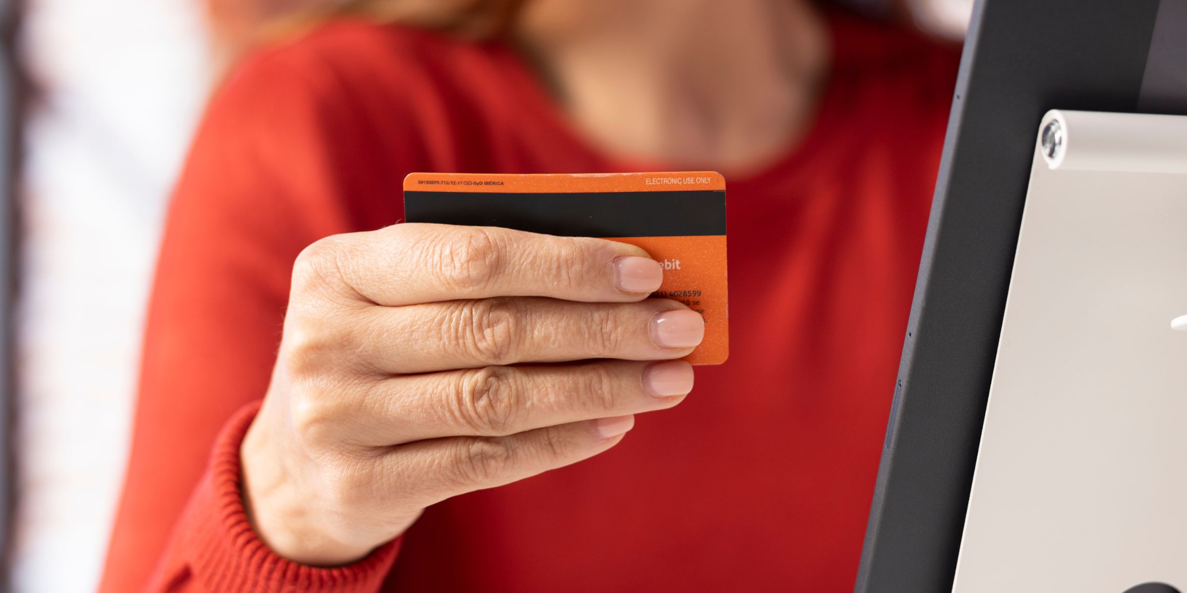 Una mujer con una tarjeta bancaria | Fuente: Freepik