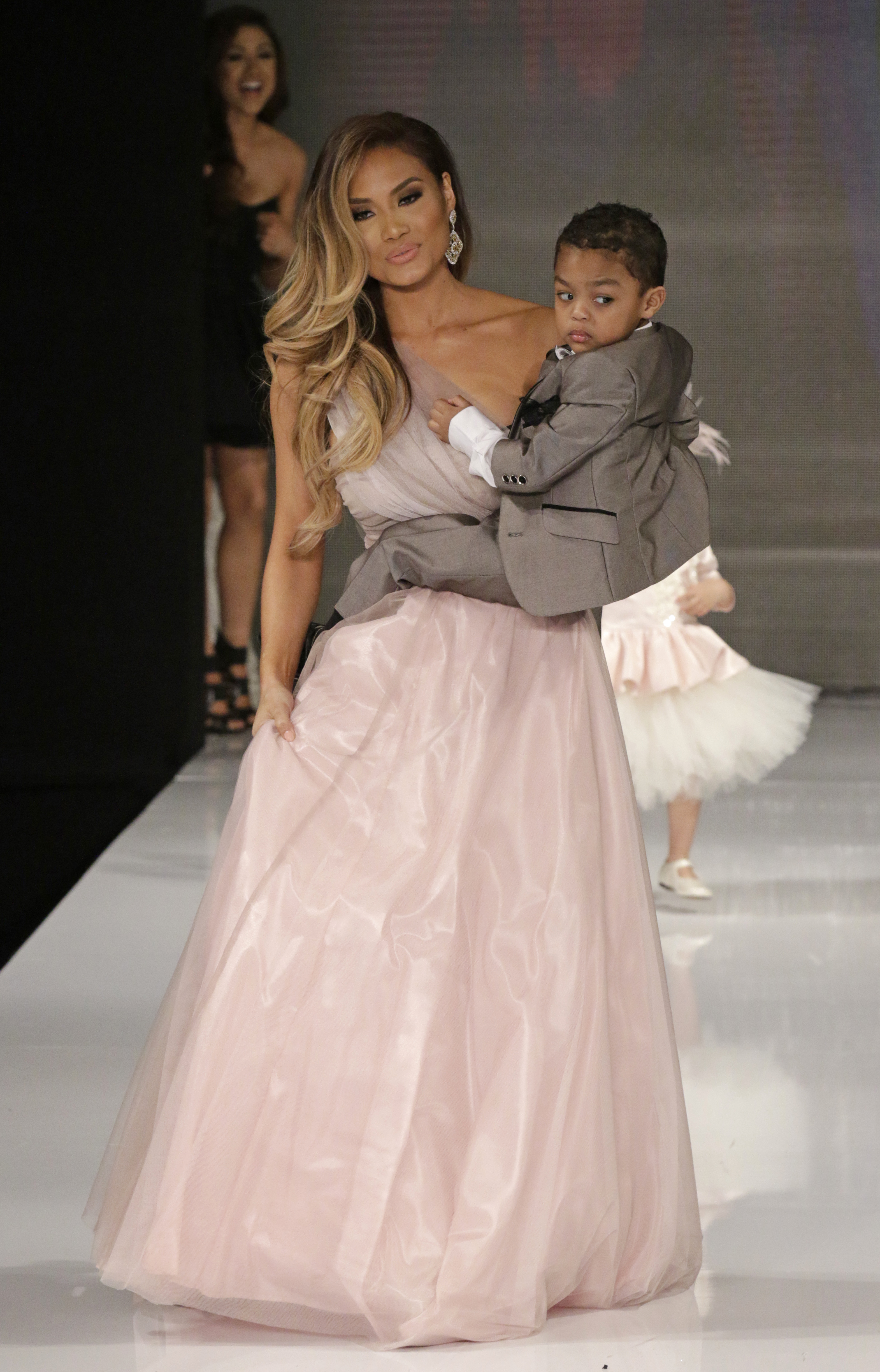 Daphne Joy y Sire Jackson en el desfile de Isabella Couture el 10 de marzo de 2015, en Hollywood, California | Fuente: Getty Images