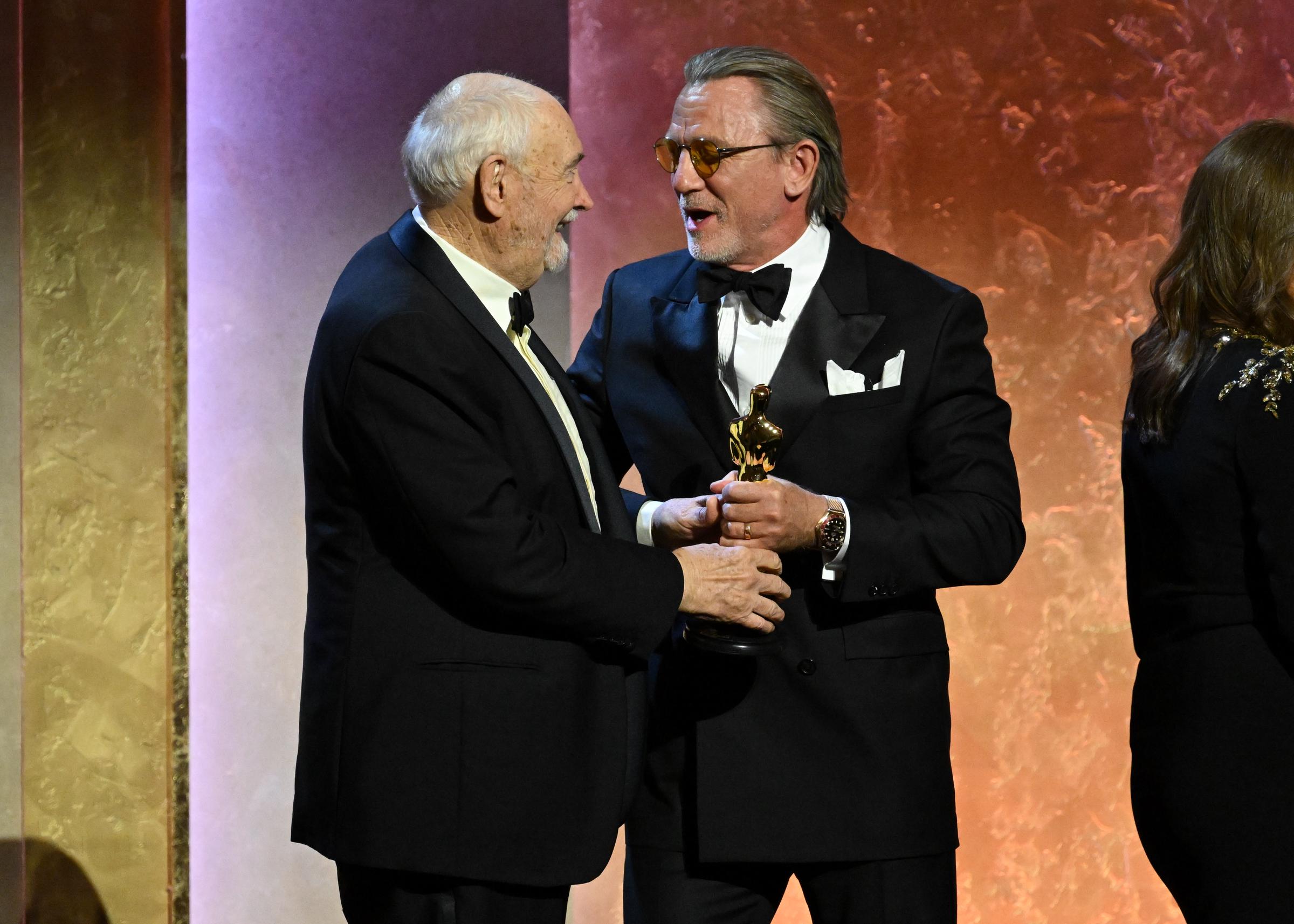 Michael G. Wilson and Daniel Craig en el escenario de la 15ª edición de los Governors Awards el 17 de noviembre de 2024, en Los Ángeles, California. | Fuente: Getty Images